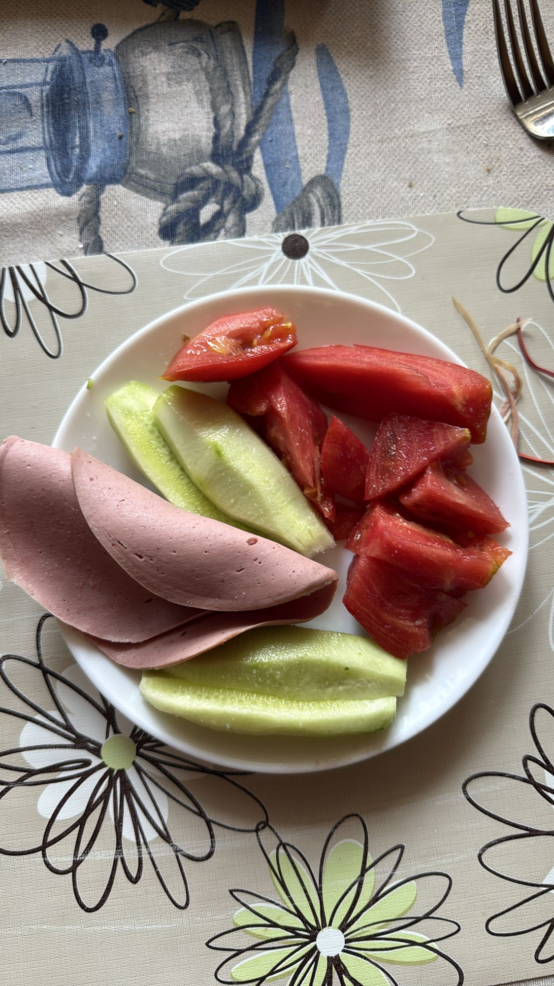 Mic dejun cu legume și parizer