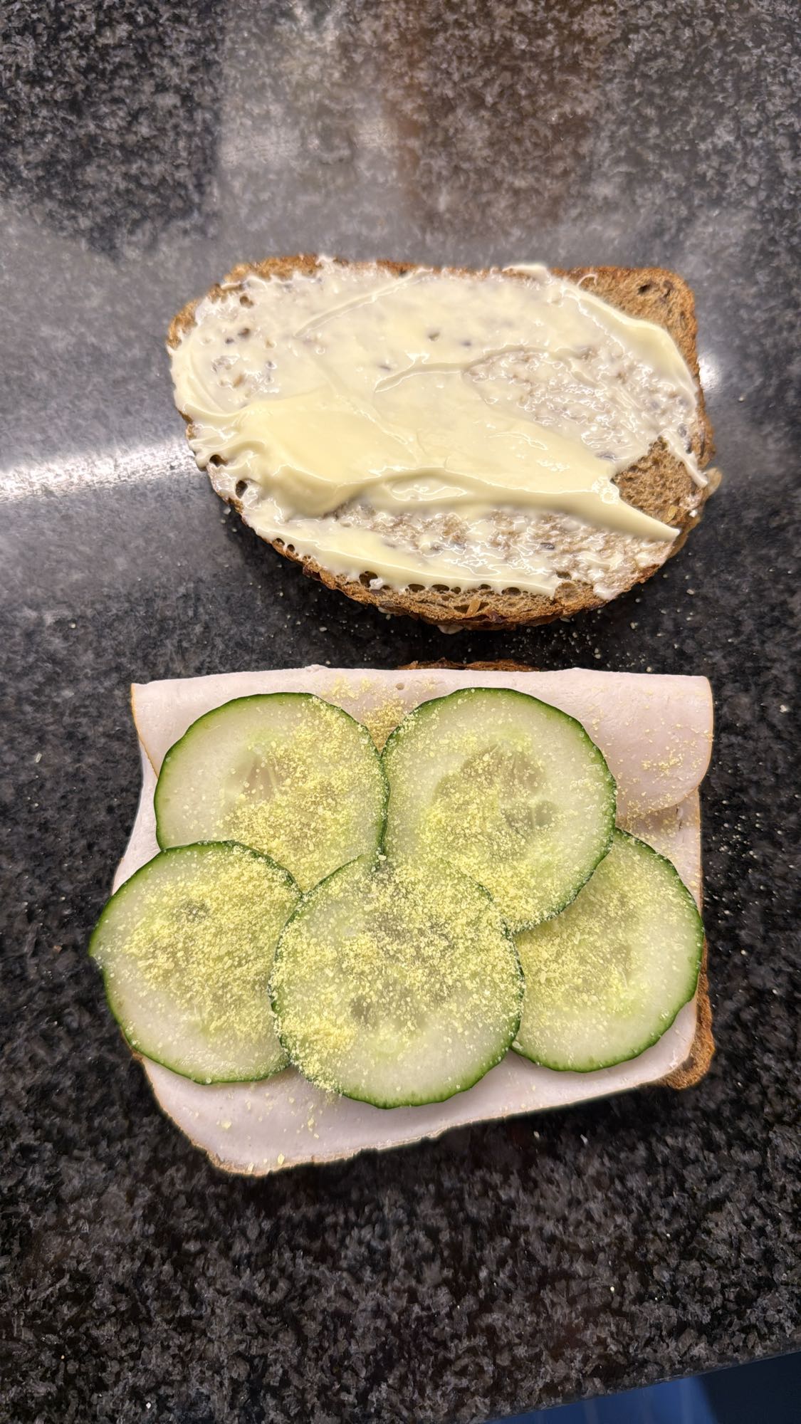 komkommer kip sandwich