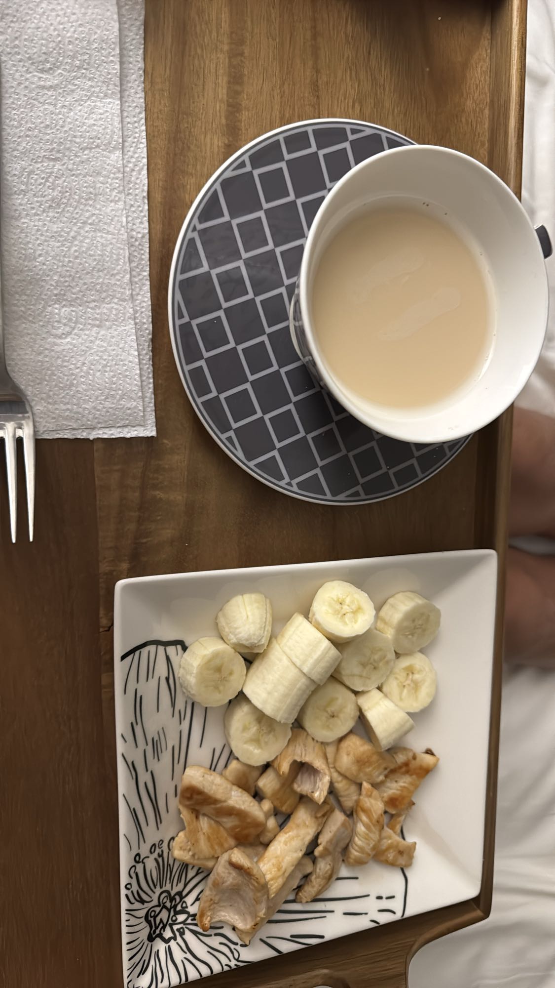 Desayuno pollo plátano té