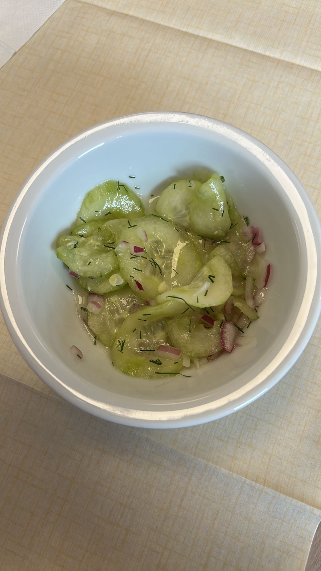 Gurkensalat mit Zwiebeln