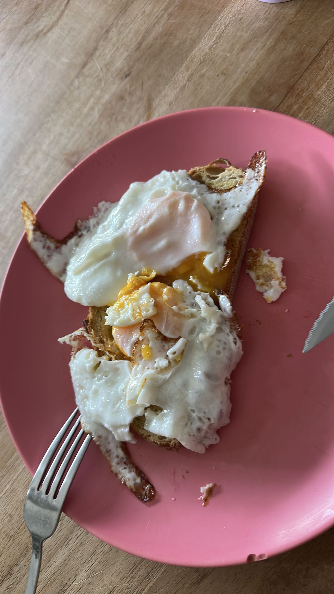 Gebakken eieren op toast