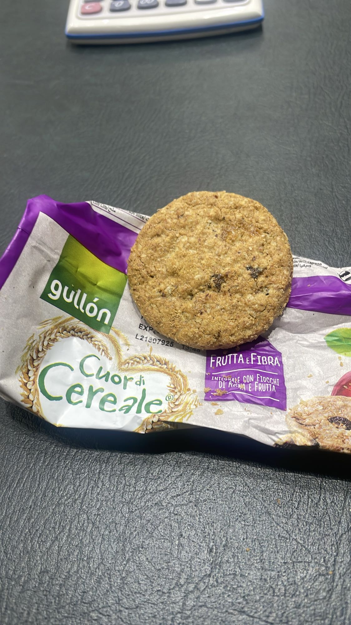 Oat fruit fiber cookie