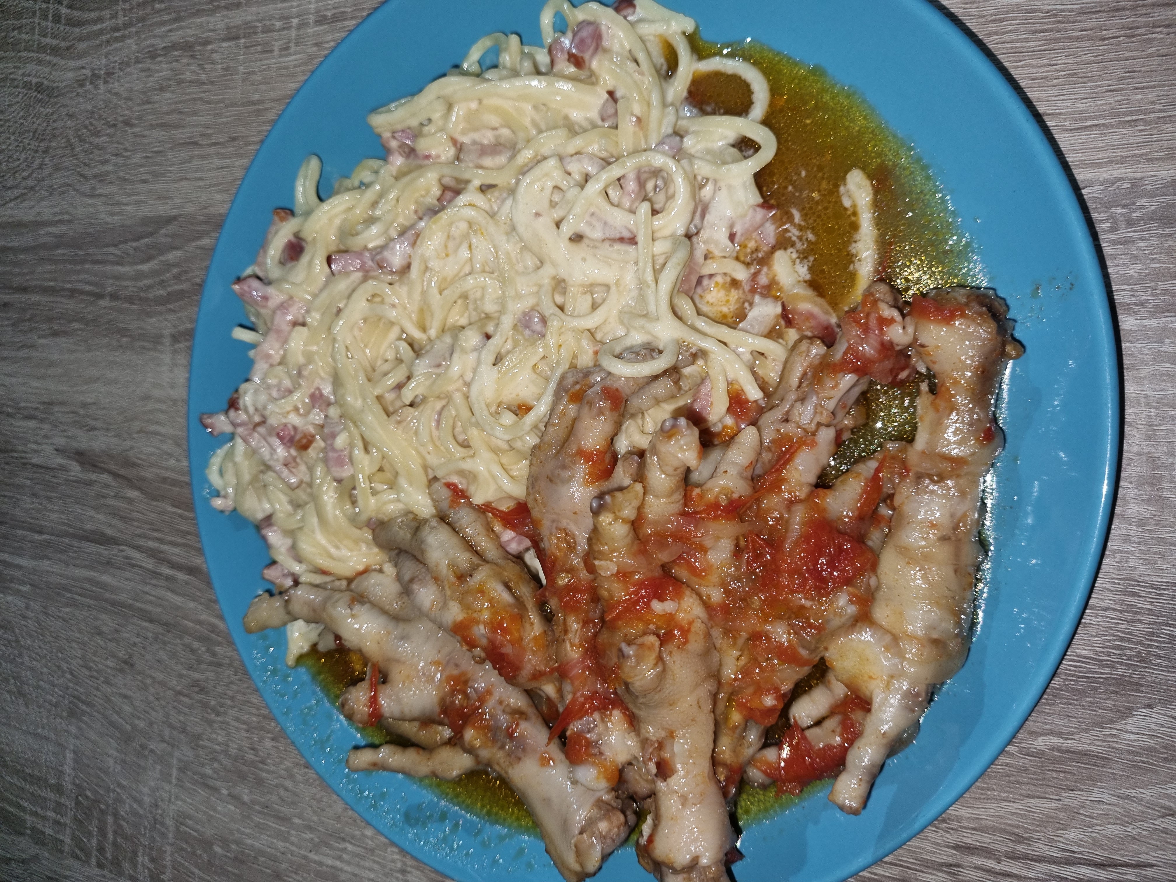 Pasta con patas de pollo