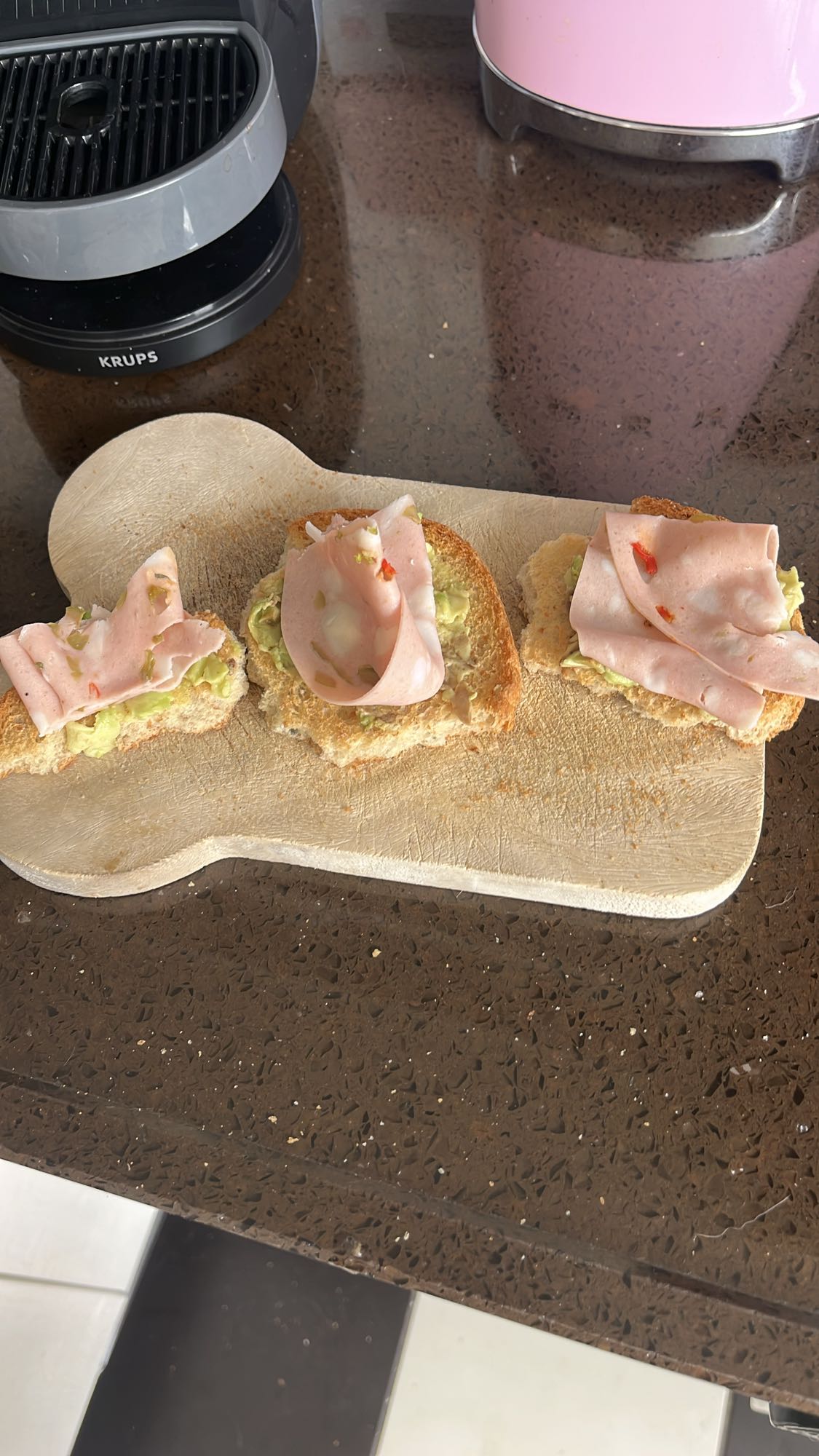 Toast met avocado en forelsalade