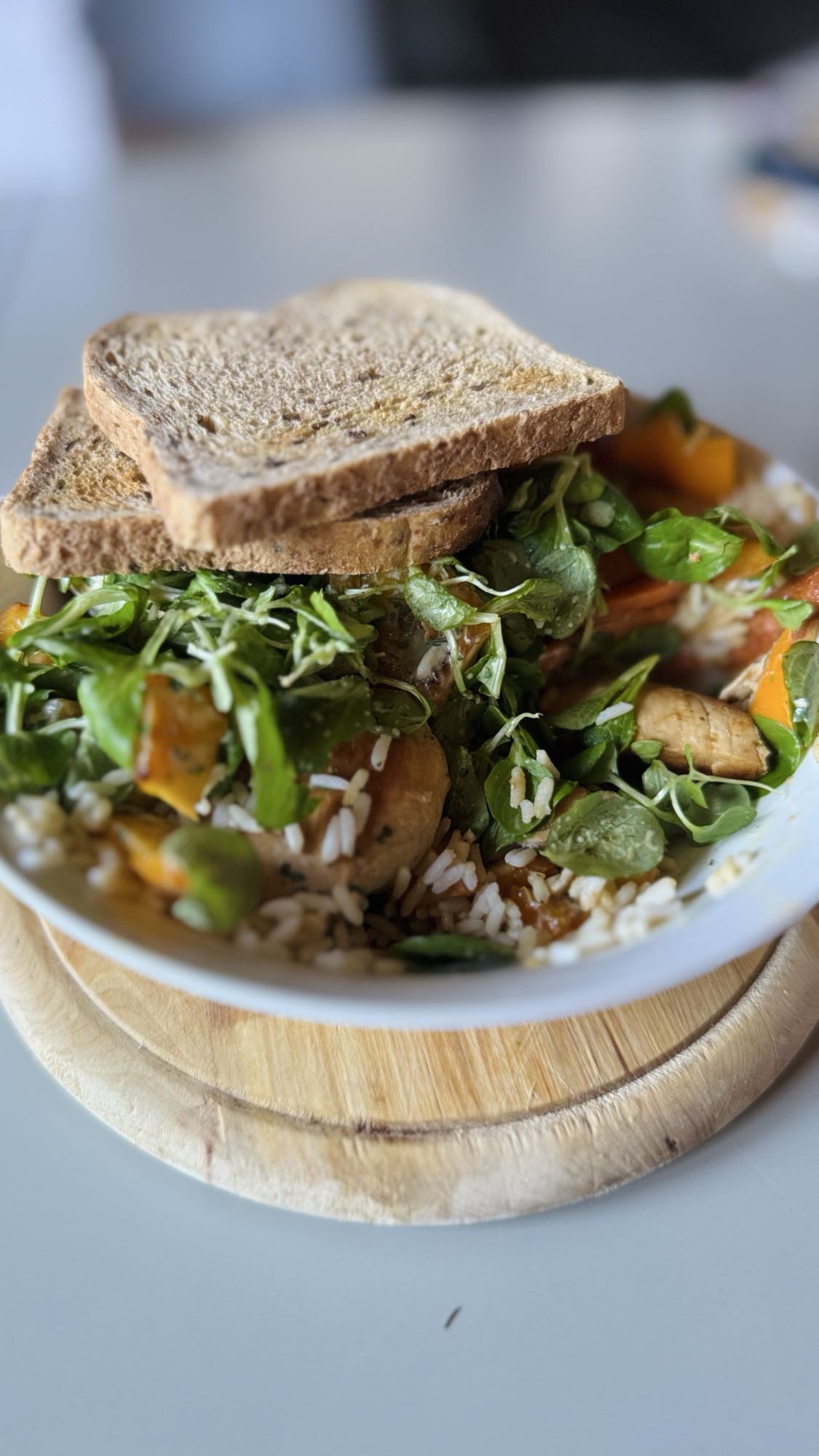 Kip rijst salade met toast