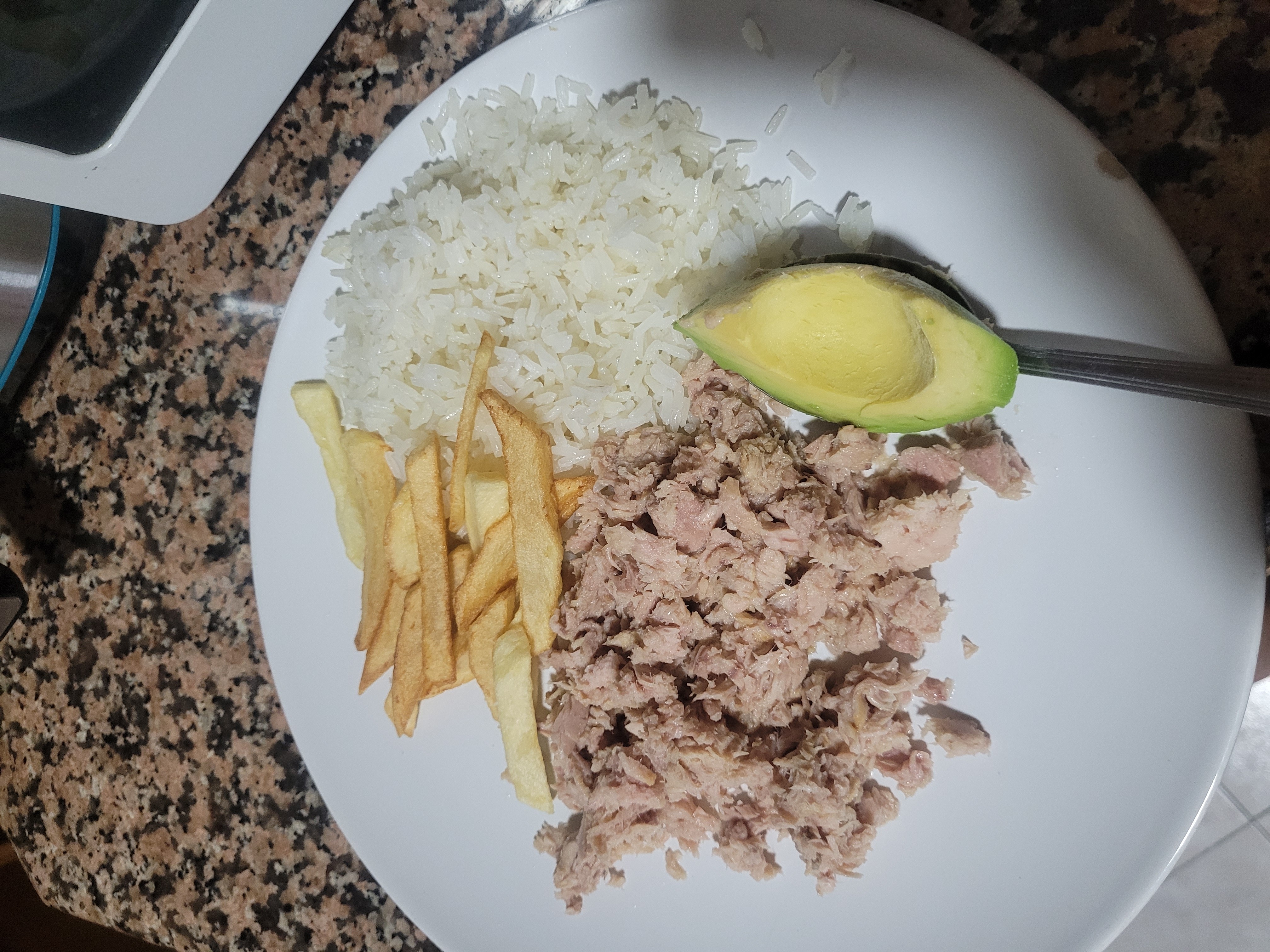 Arroz, atún, papas y aguacate