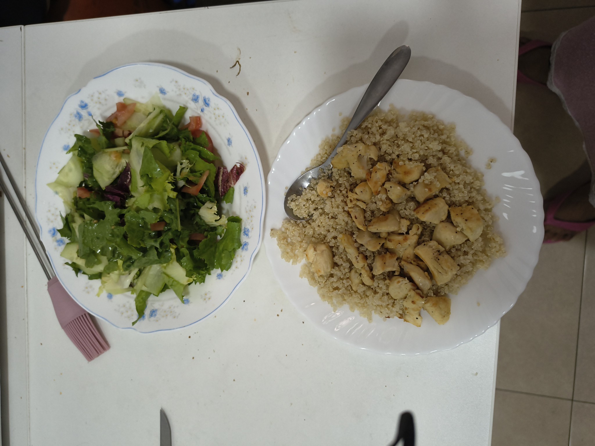 Pollo con quinoa y ensalada