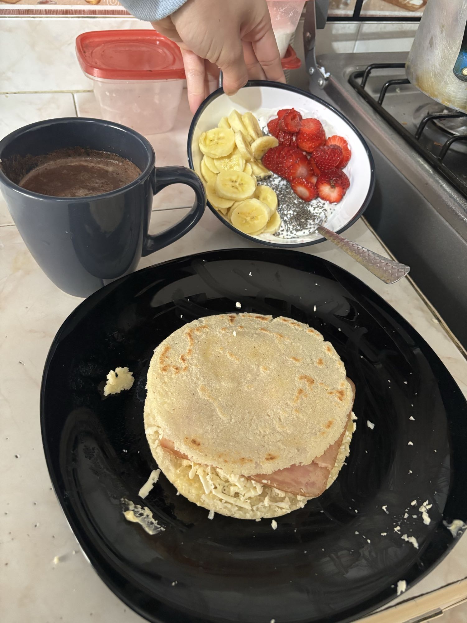 Desayuno arepa y frutas