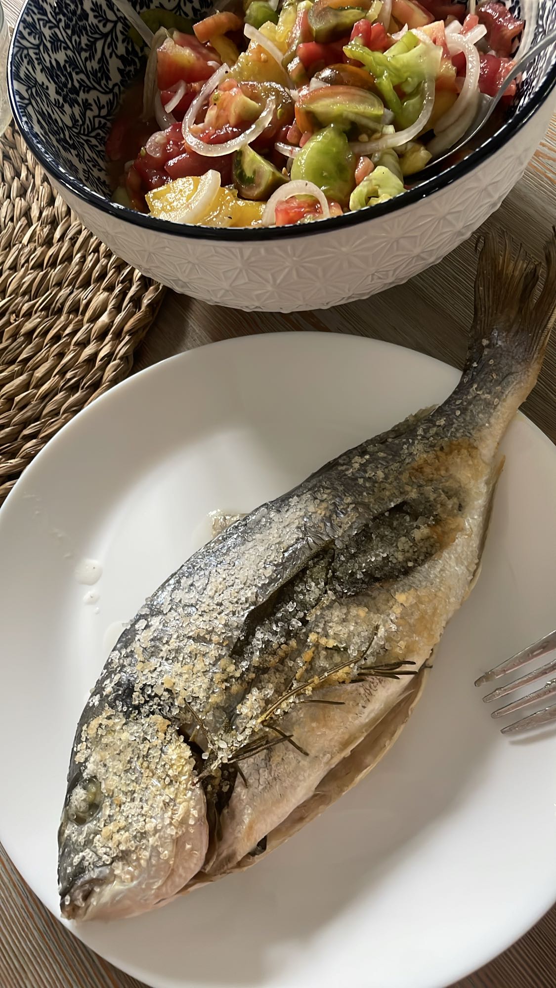 Pieczona ryba z sałatką