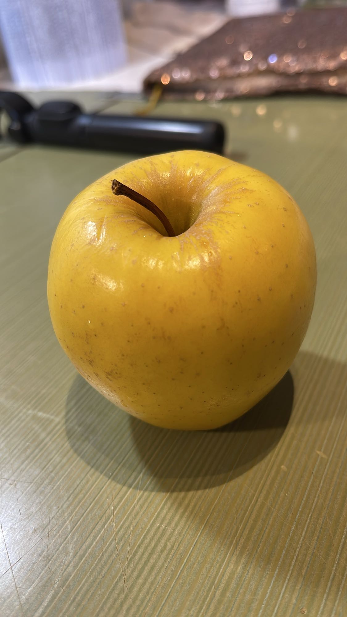 Жёлтое яблоко