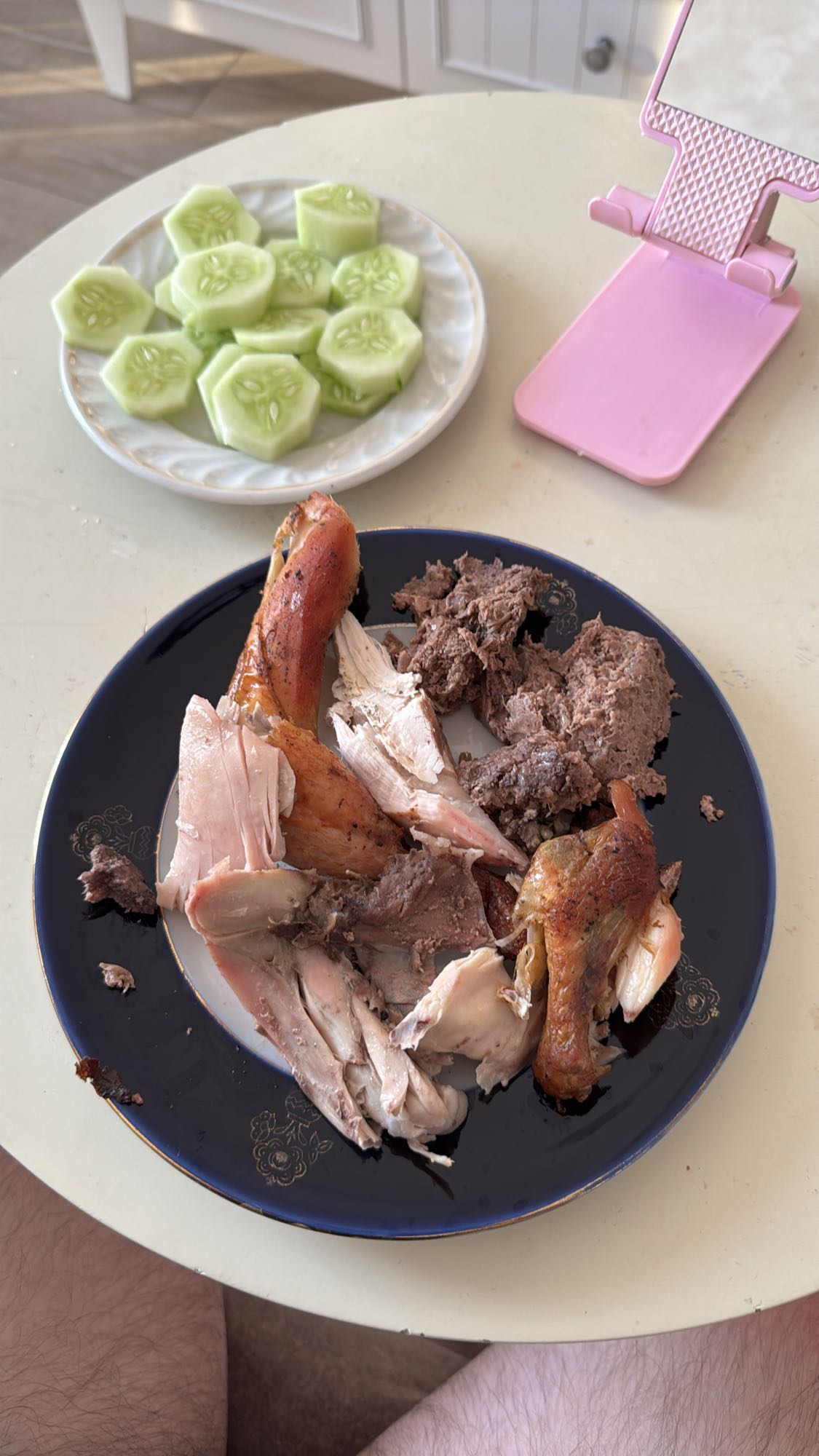 Tavuk ve salatalık tabağı