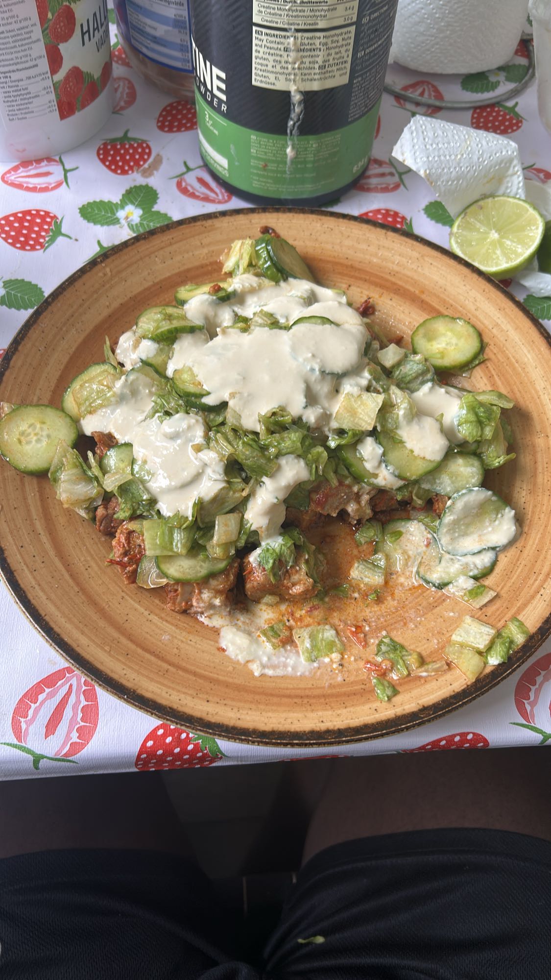 Kyckling med sås och sallad