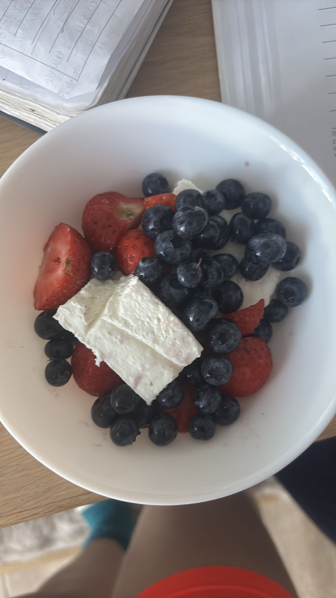 truskawki, borówki i twaróg