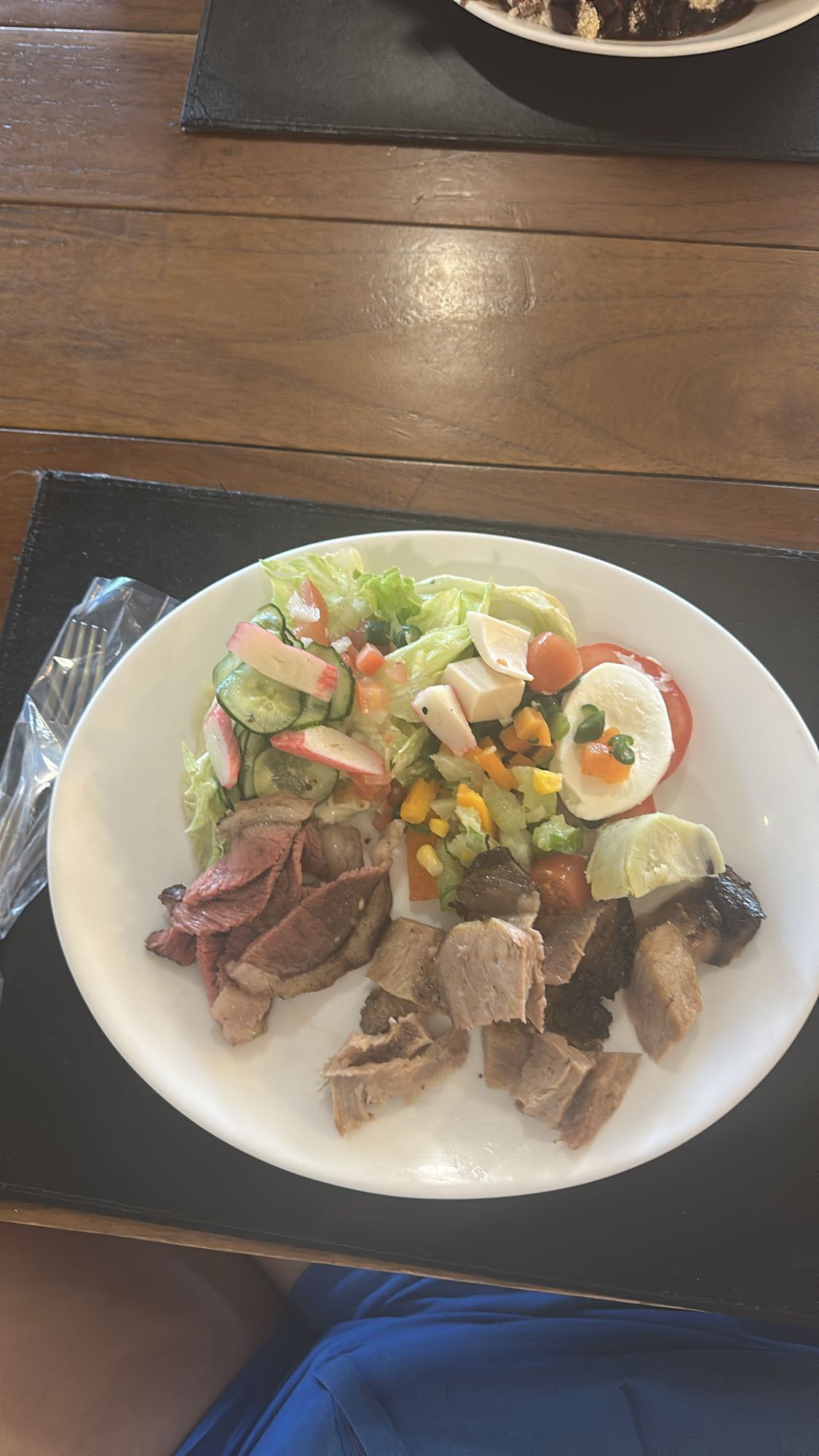 Prato de salada e carnes