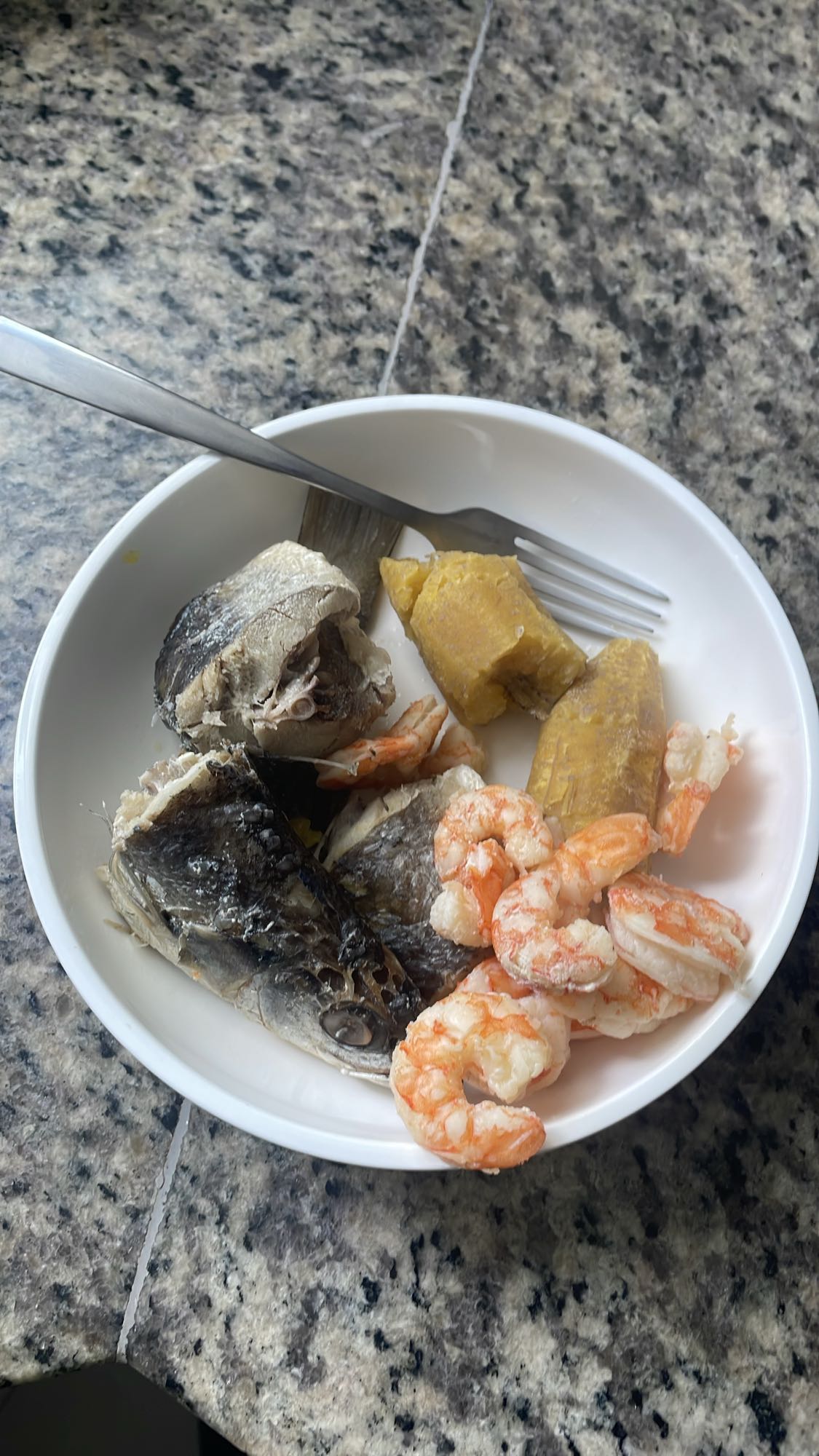pescado, camarones y plátano