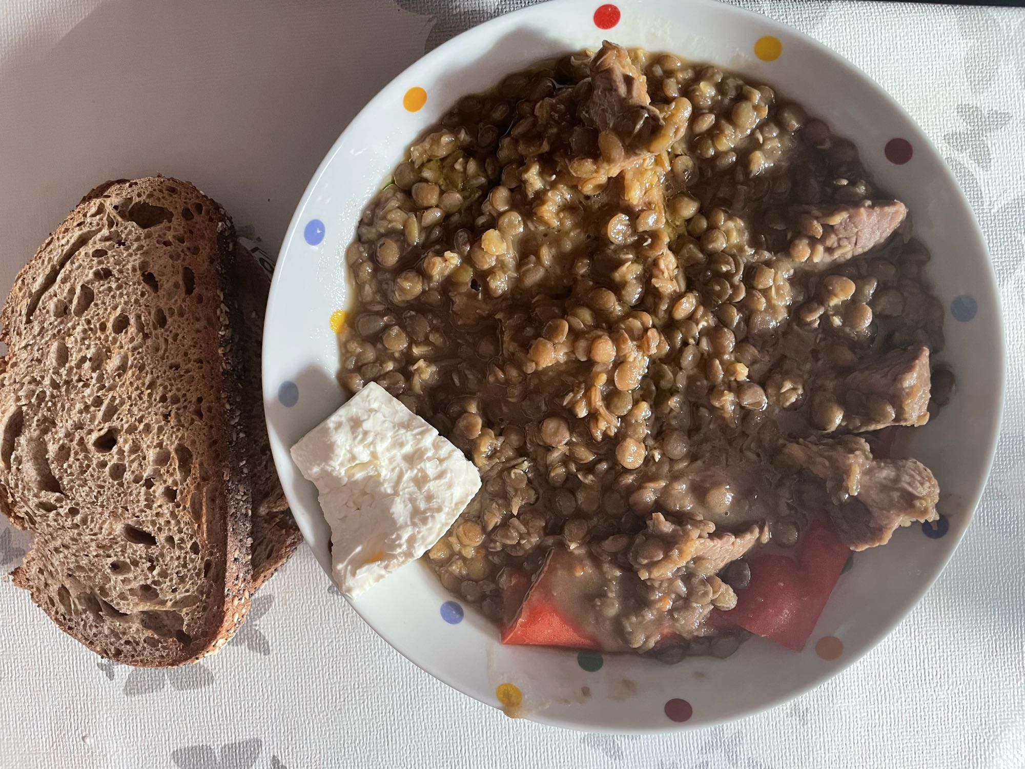 Linseneintopf mit Rind Hüfte, Paprika, Hirtenkäse, Olivenöl und Vollkornbrot