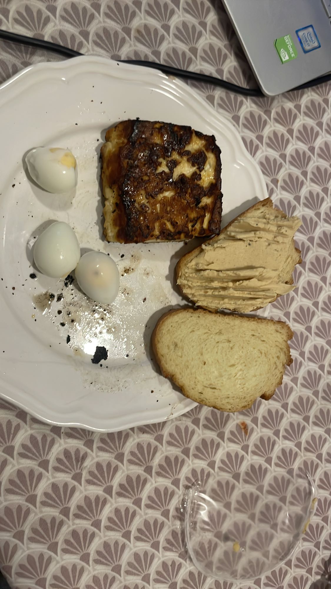 Mic dejun cu ouă și pâine