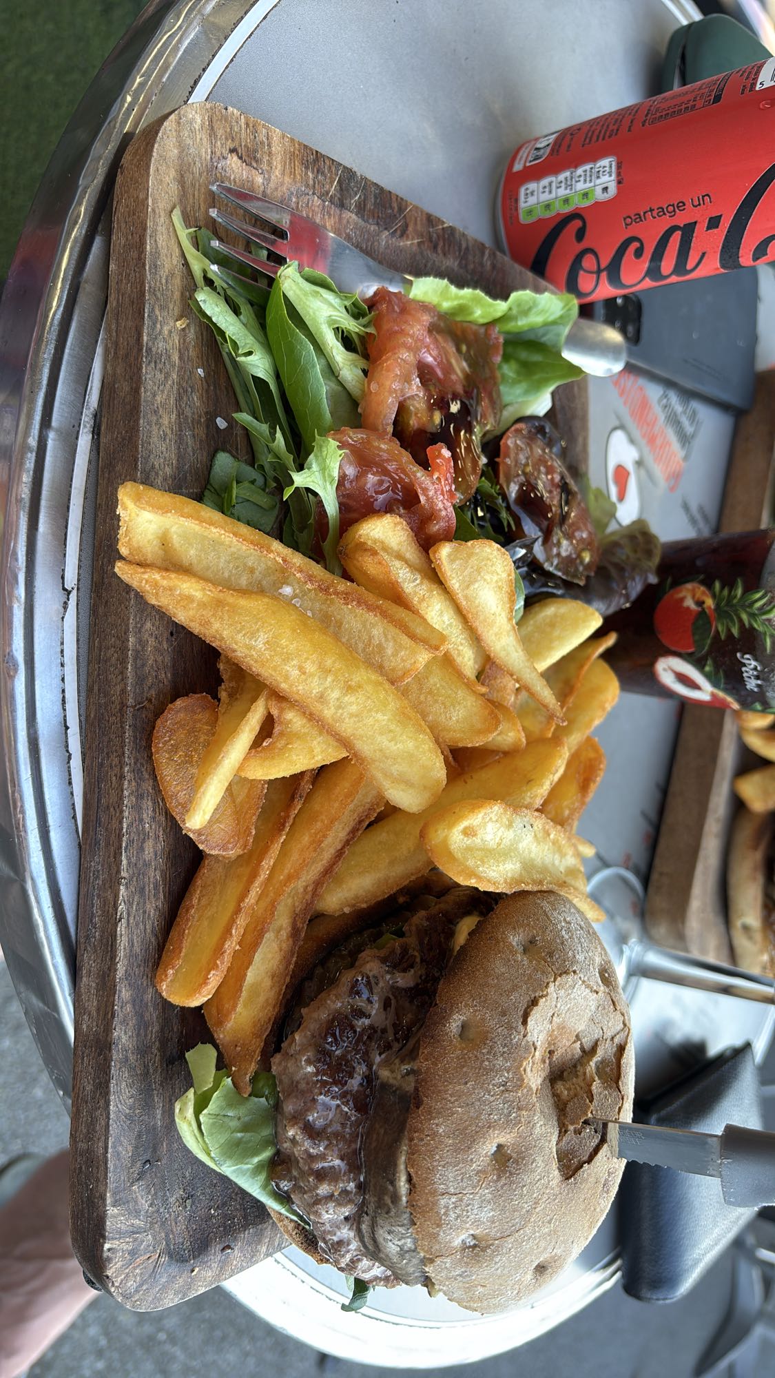 Burger, frites et salade