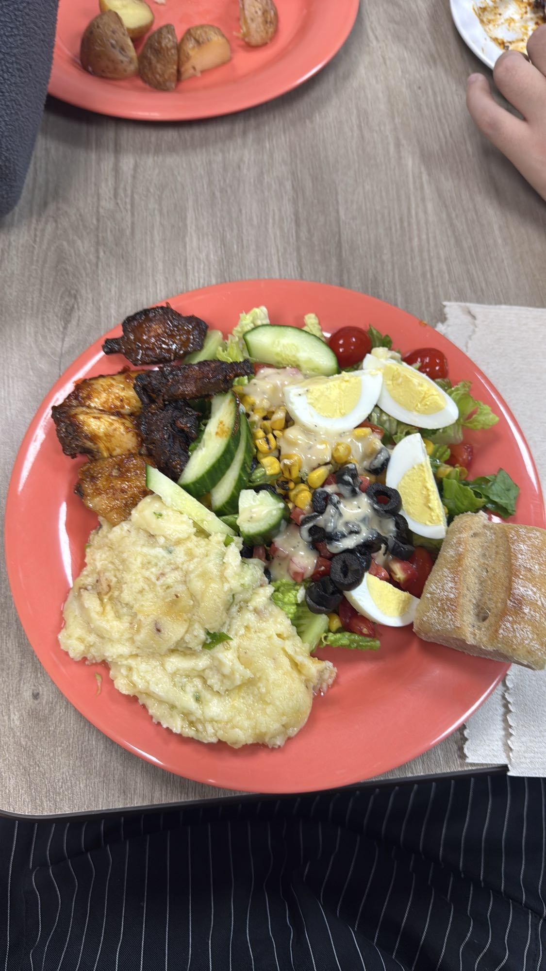 Salată cu pui și ou