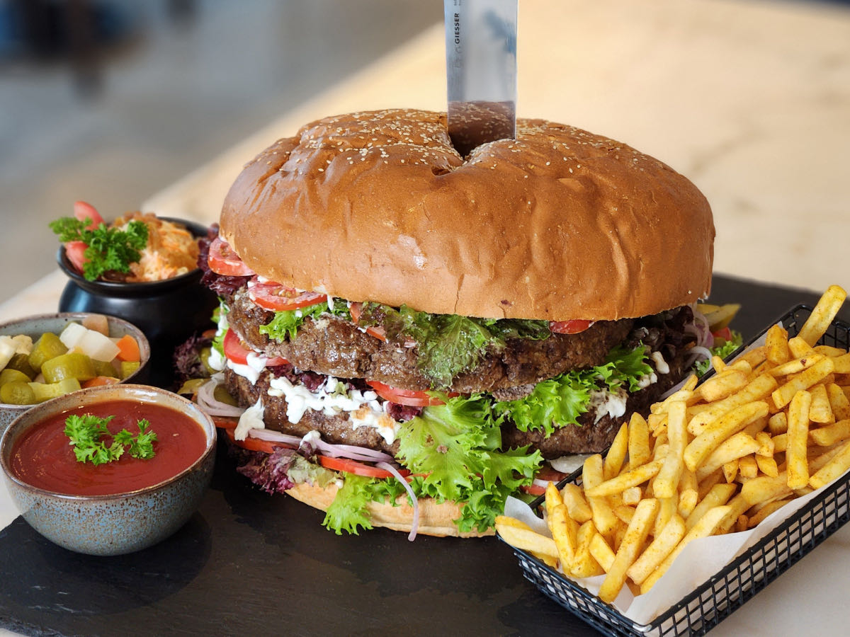 Jättehamburgare med pommes
