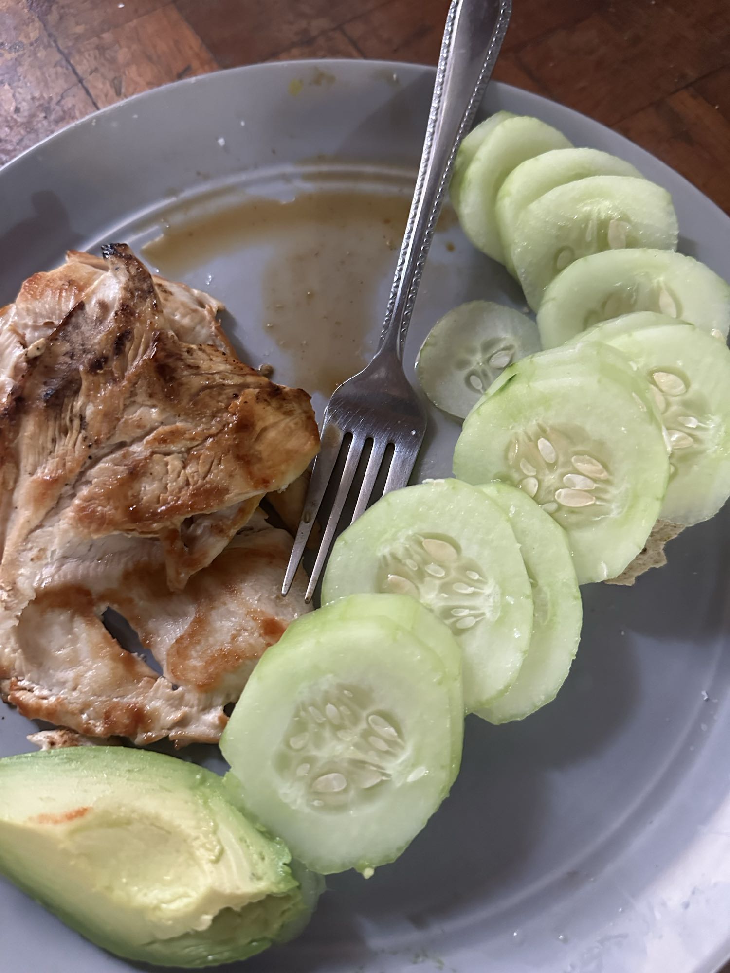 Pollo con pepino y aguacate