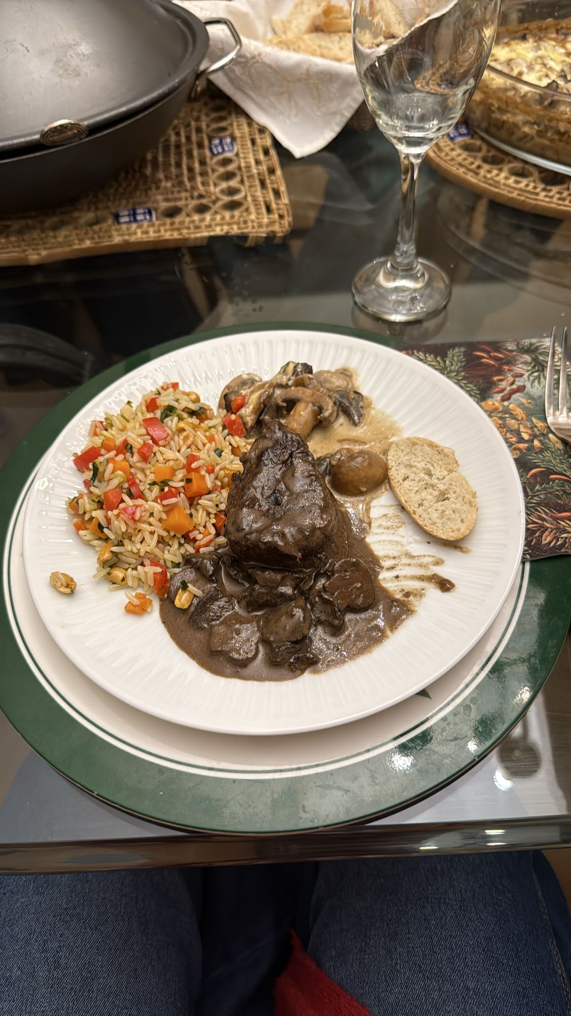 Carne con arroz y champiñones