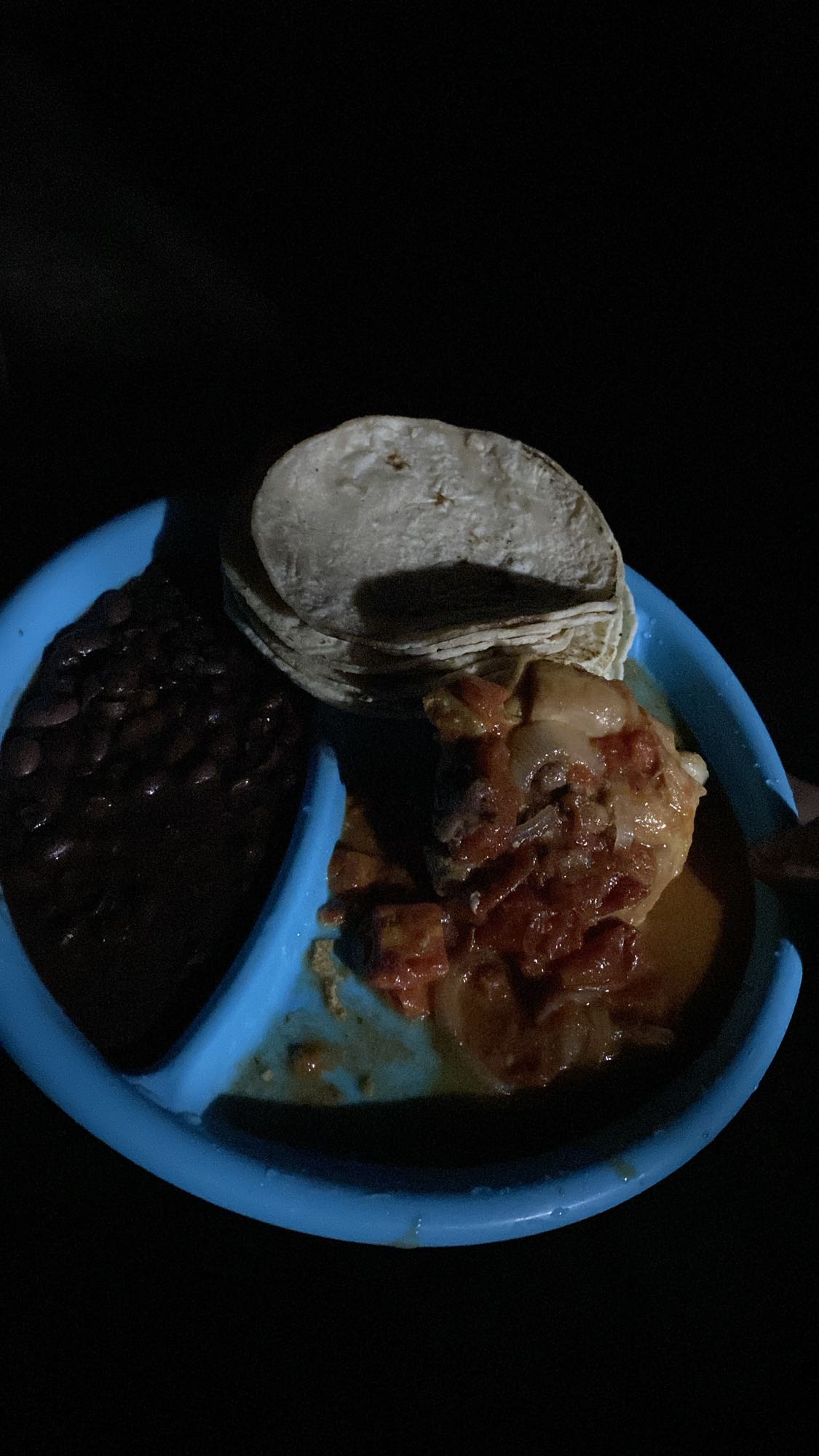 Pollo guisado con frijoles y tortillas