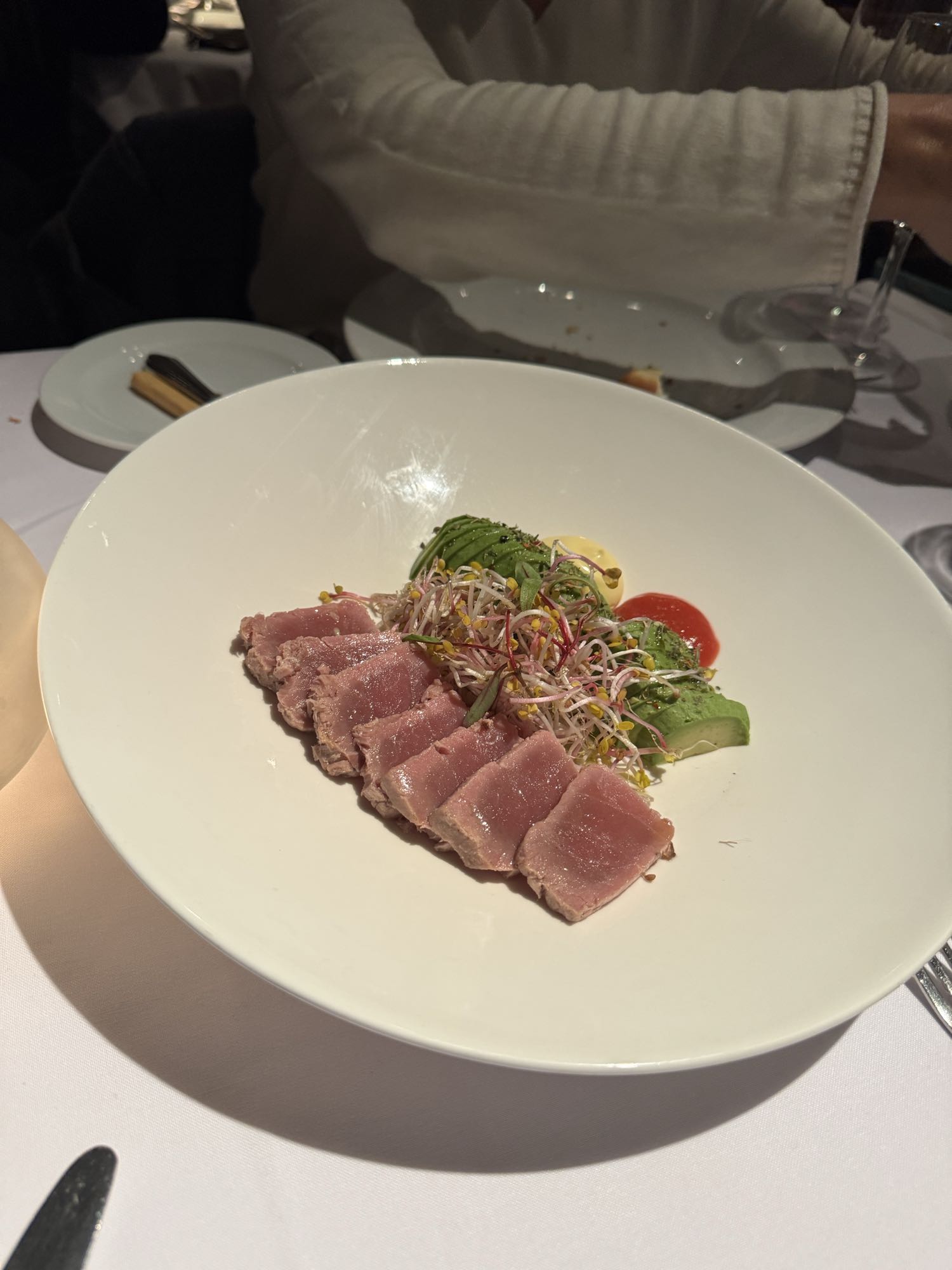 Atún con aguacate y brotes