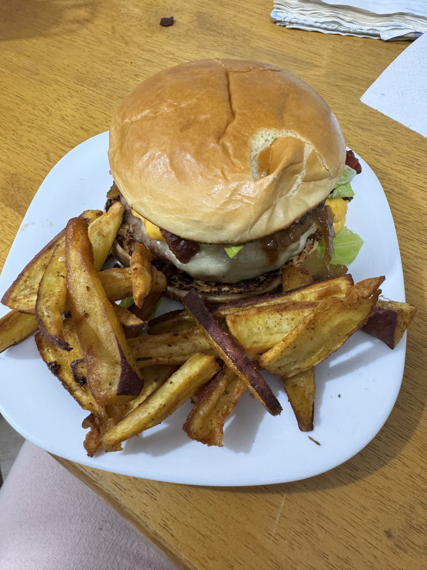 Hambúrguer com batatas