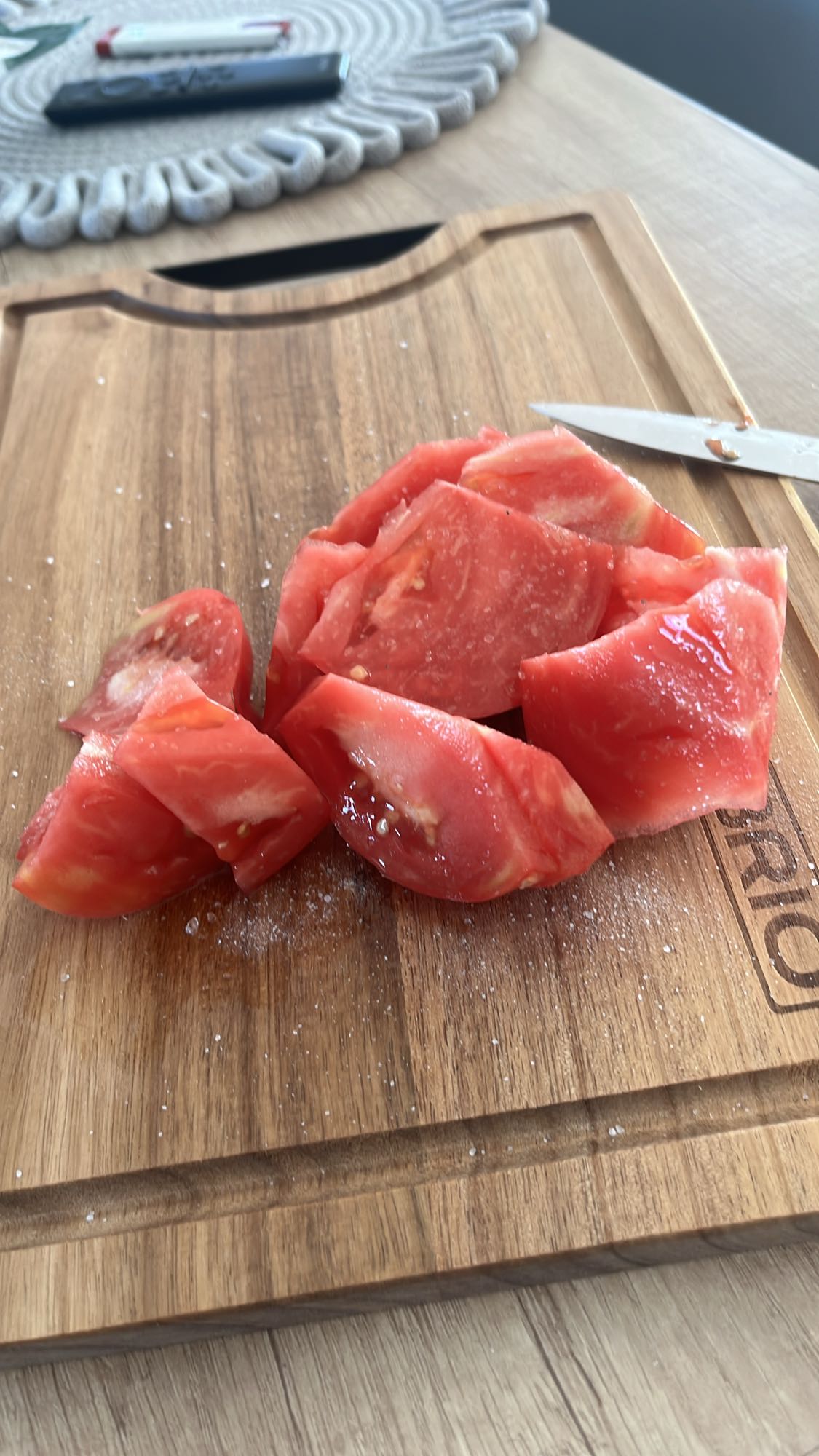 Roșii feliate cu sare