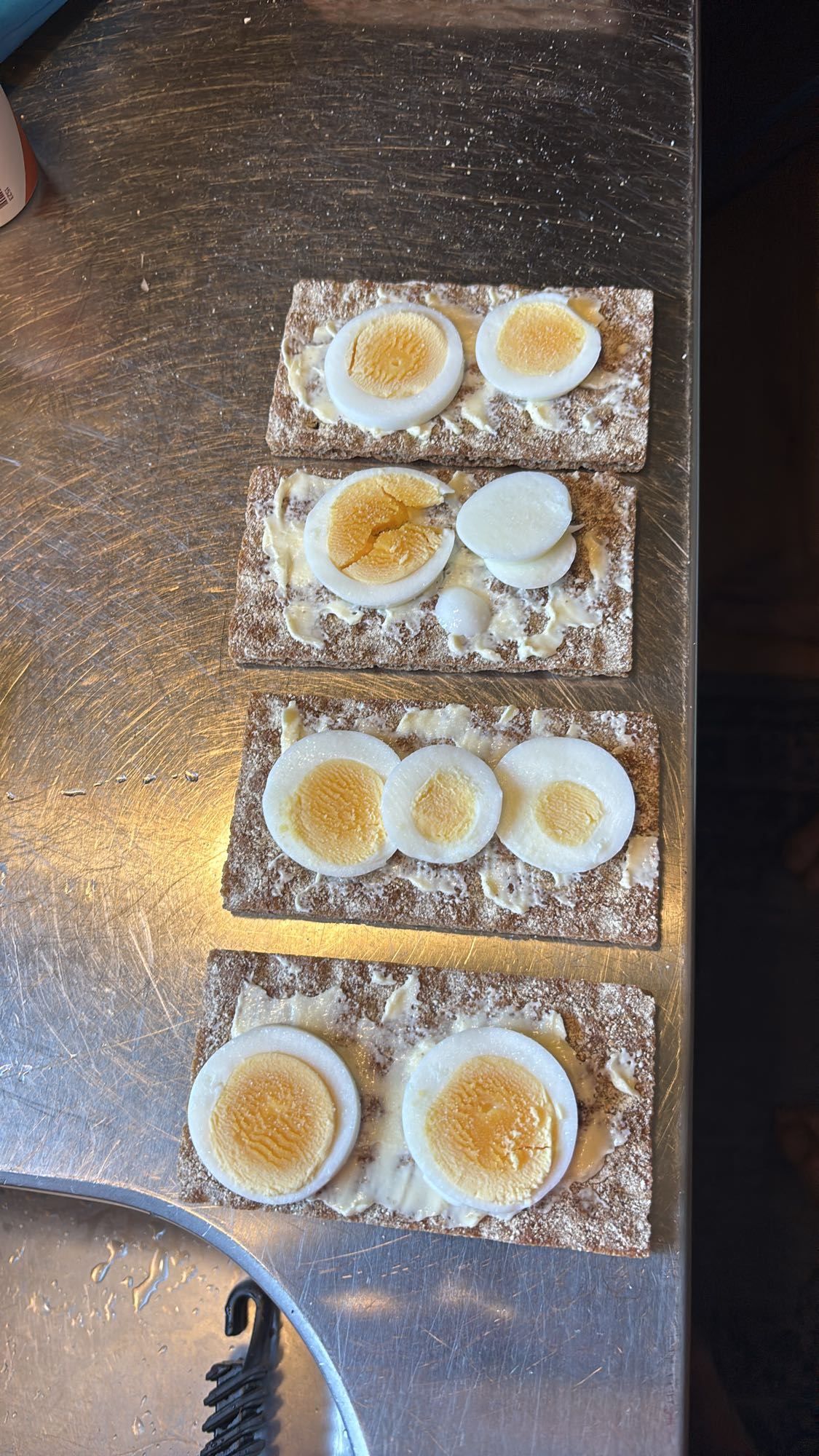 Äggmackor på knäckebröd