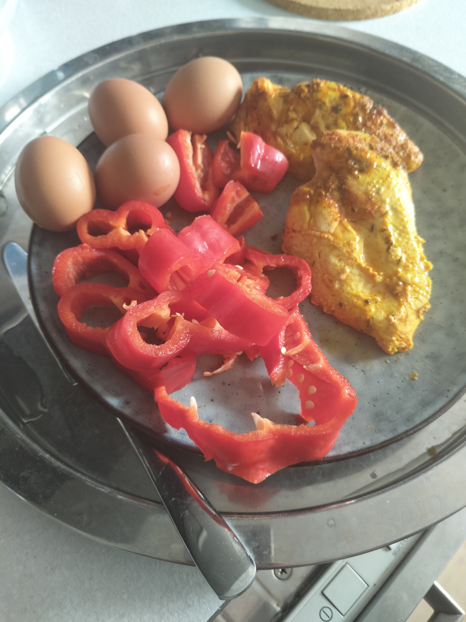 Ägg, kyckling och paprika med kimchi