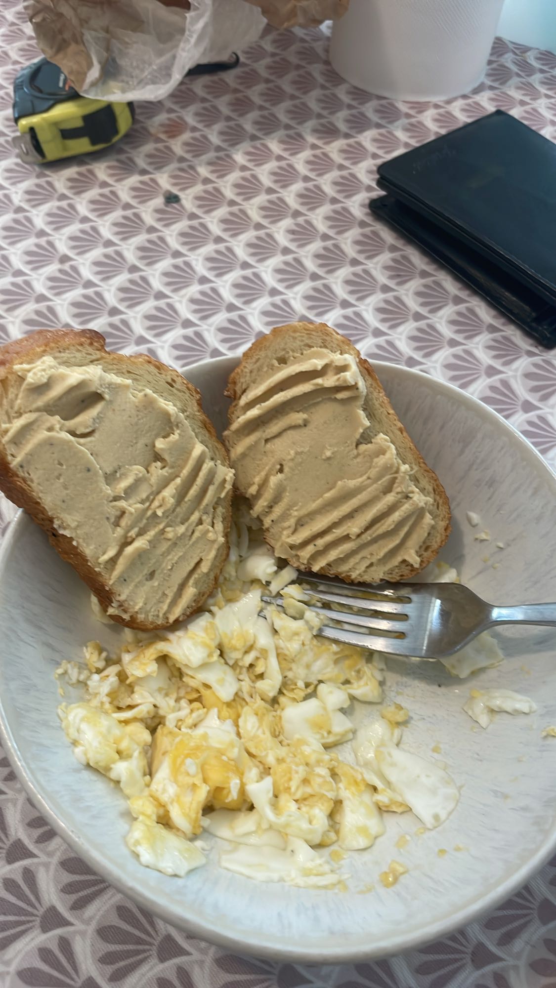 Ouă cu pâine și pate