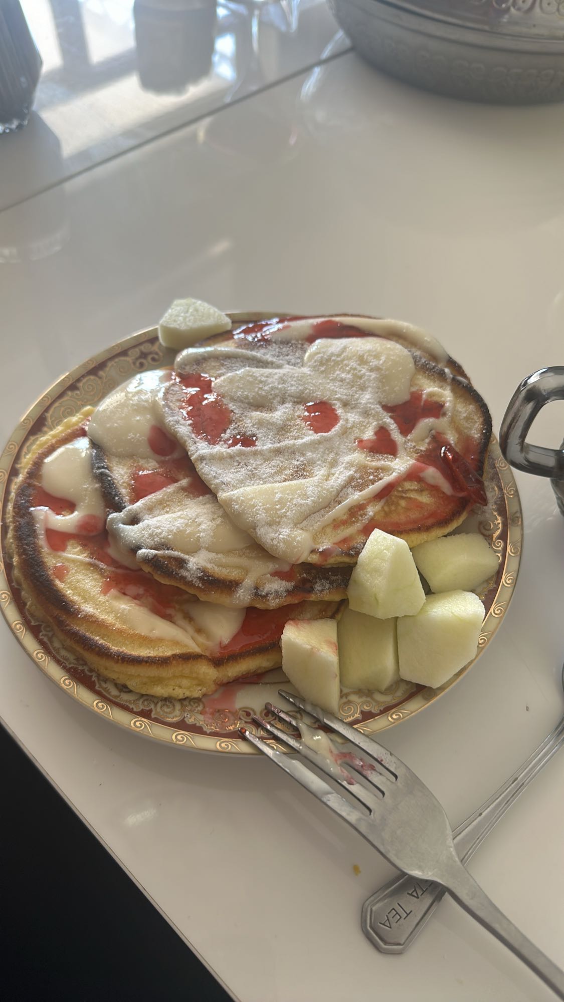 Блины с соусом и яблоками