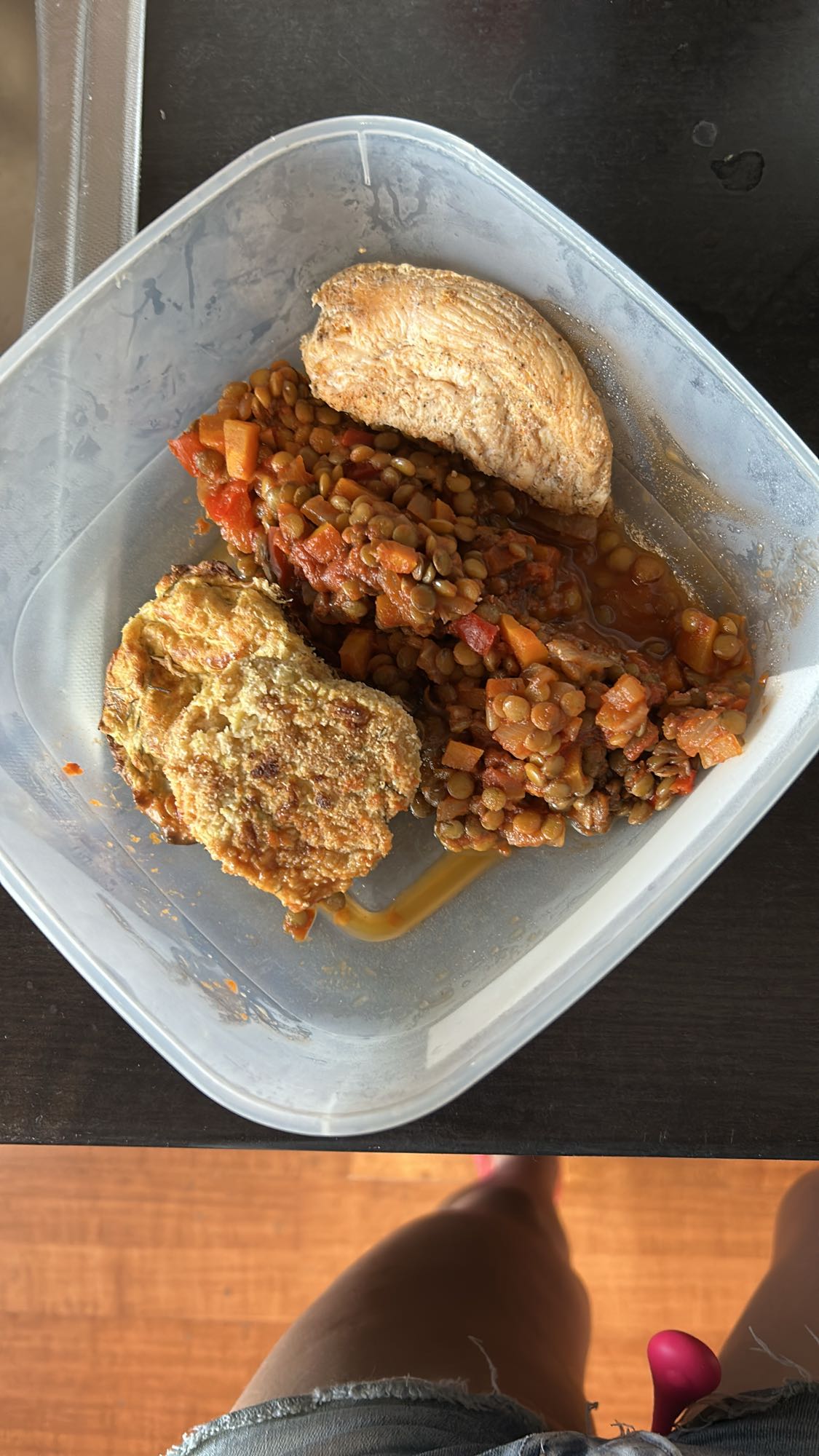 Piept de pui la cuptor cu linte și două chiftele de dovlecei la cuptor date prin pesmet