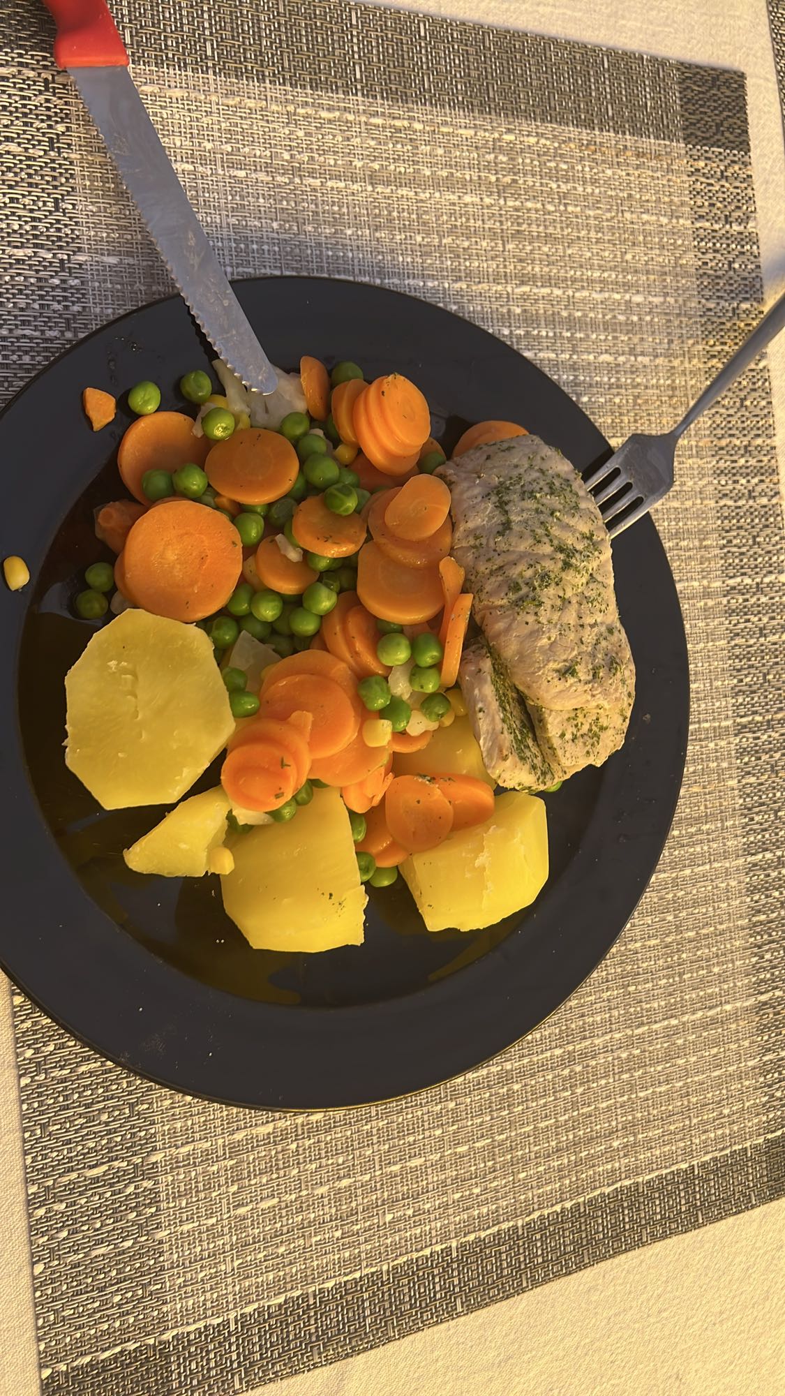 Stek parzony z warzywami i ziemniakami