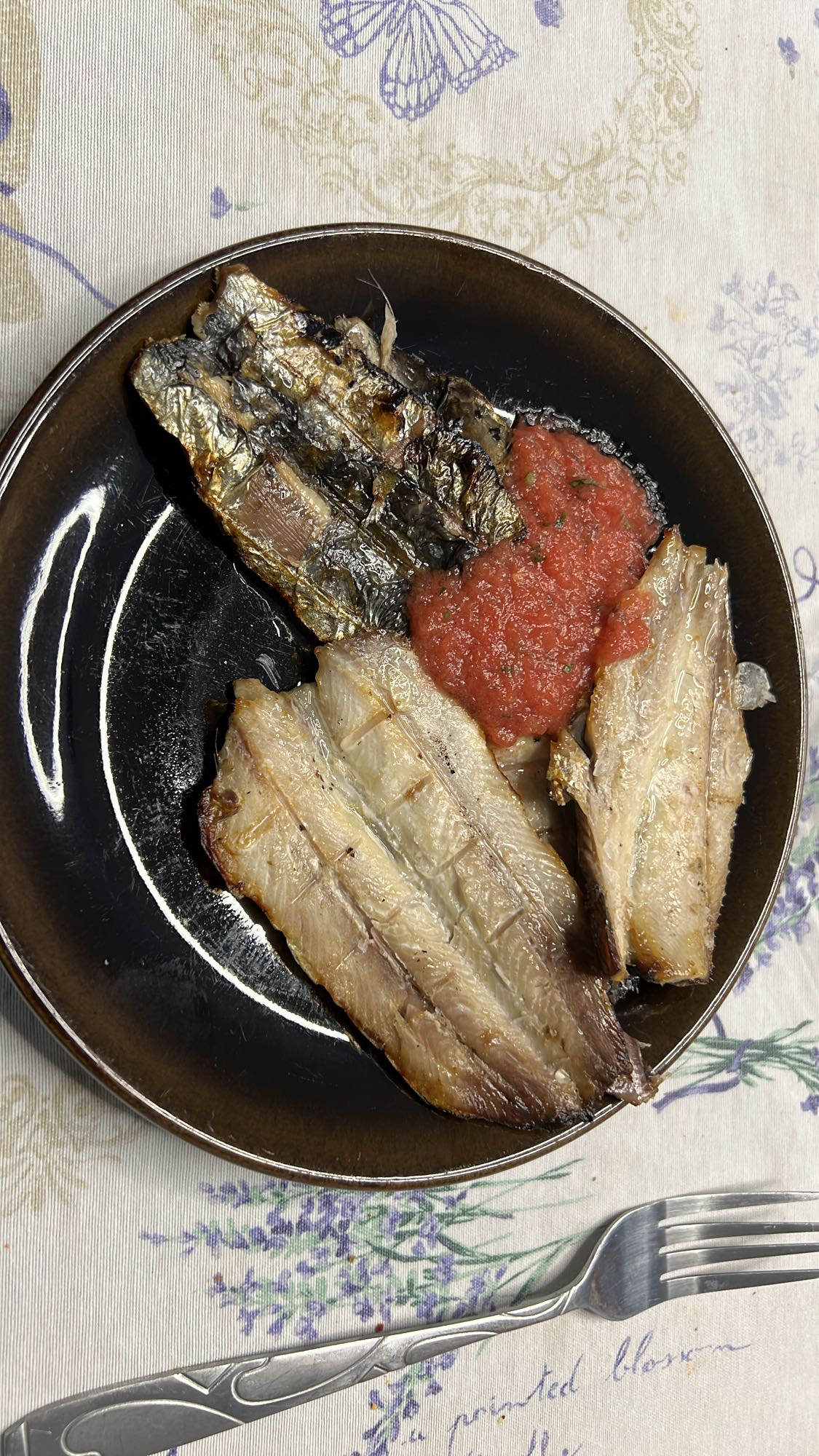 Macrou la grătar cu sos de roșii