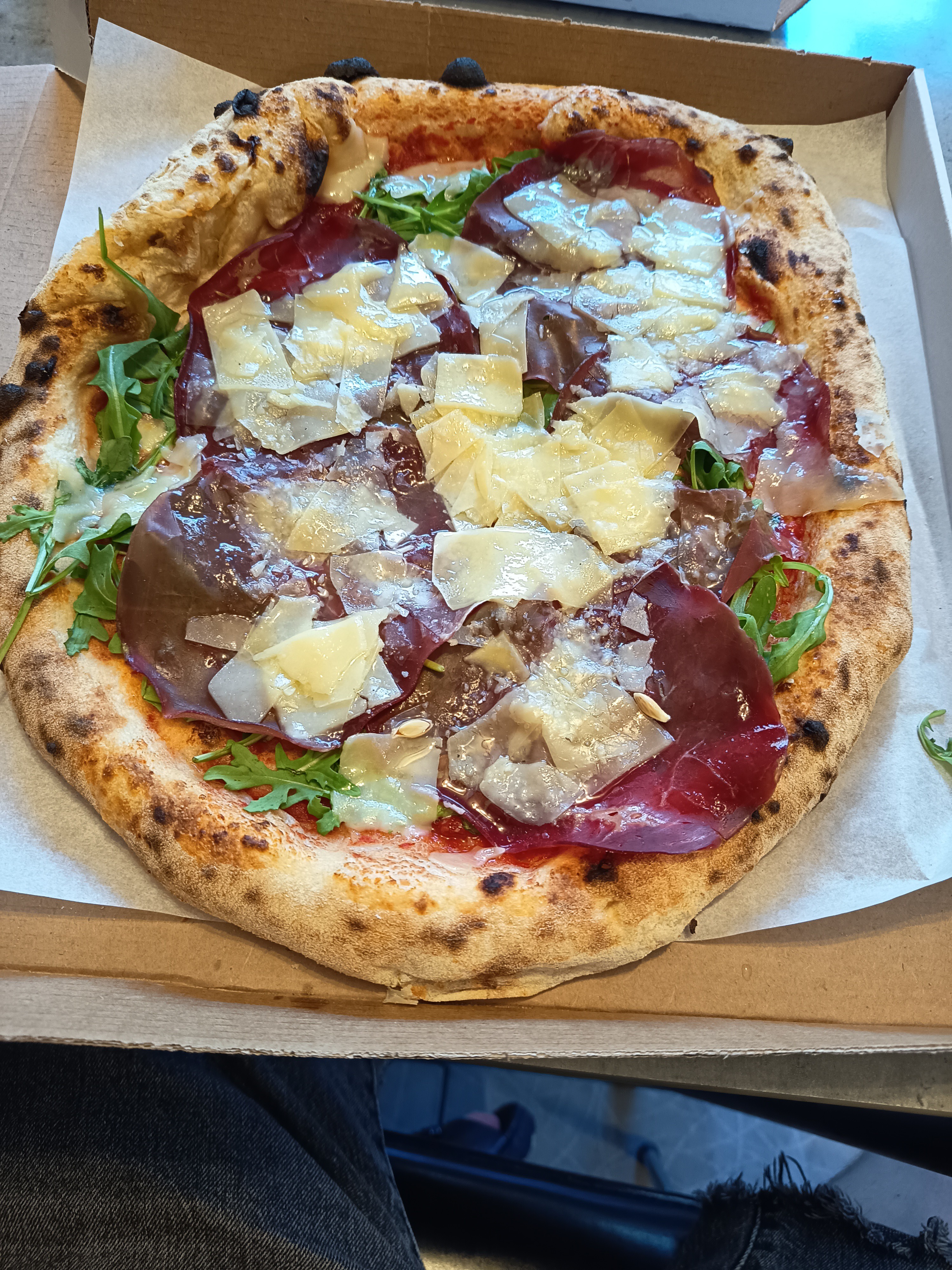 Bresaolapizza med parmesan