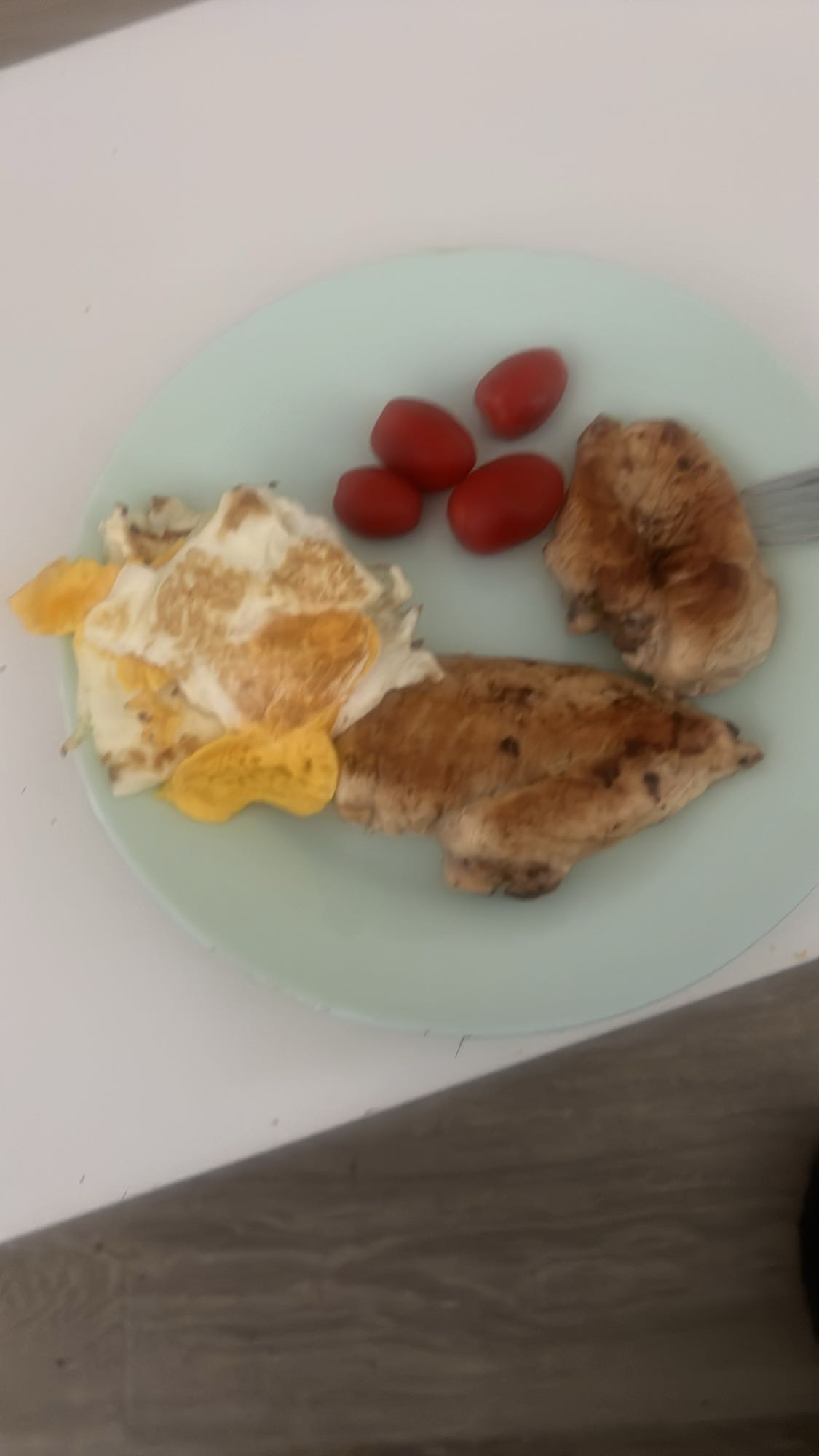 Poulet, œufs et tomates