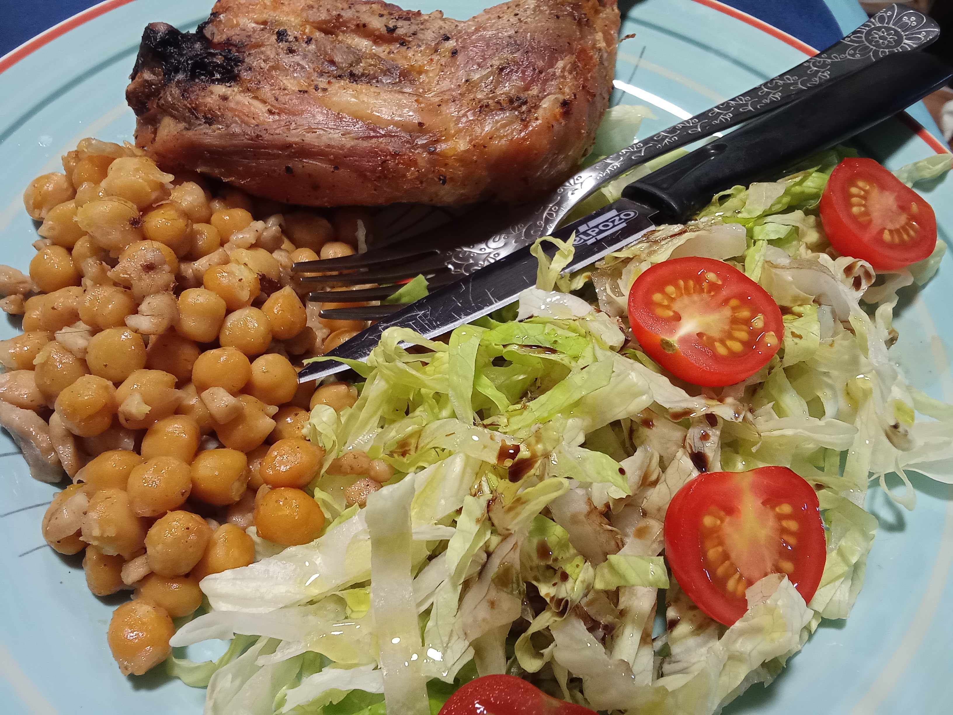 Pollo con garbanzos y ensalada