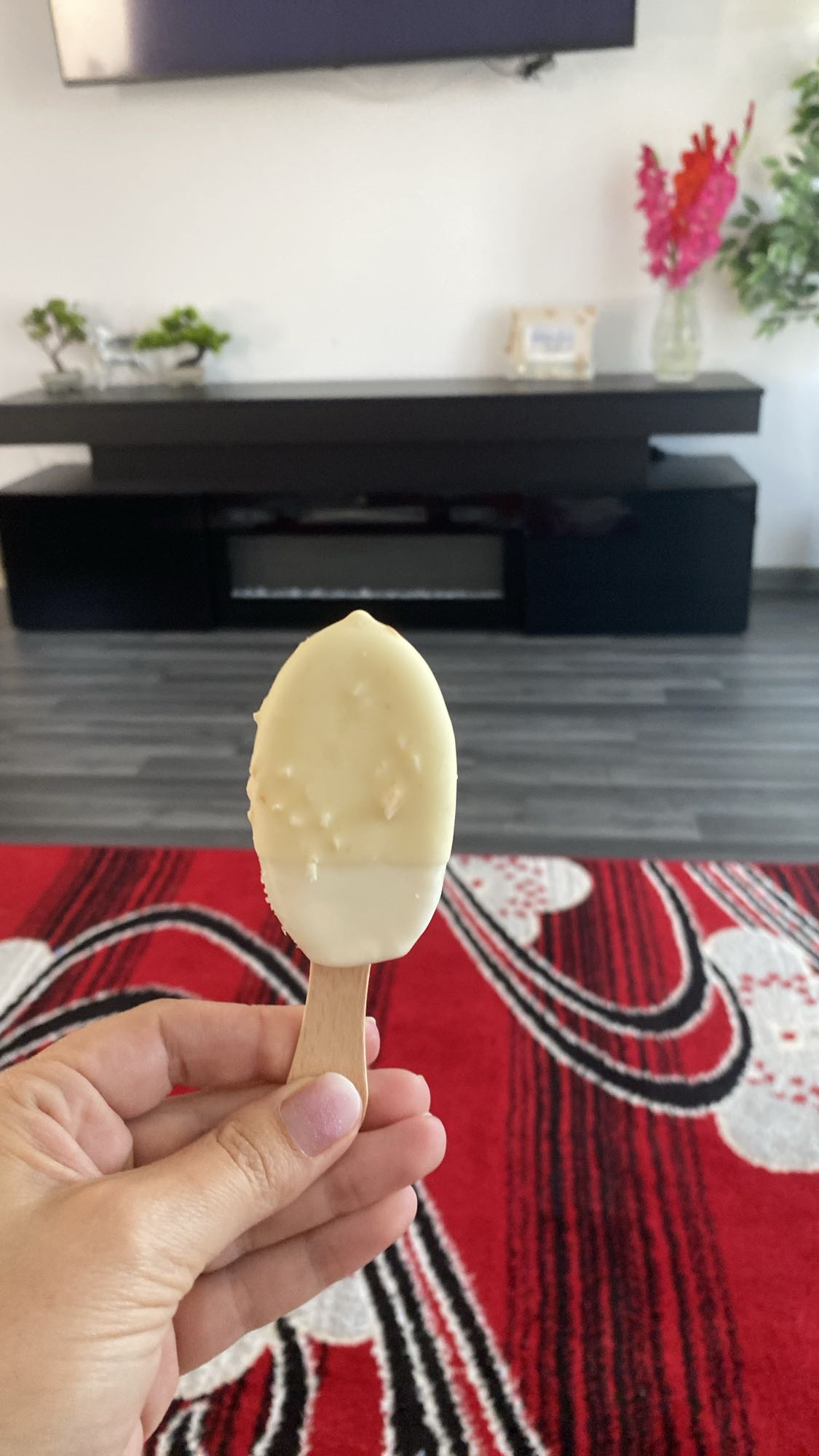 Înghețată pe băț cu ciocolată albă