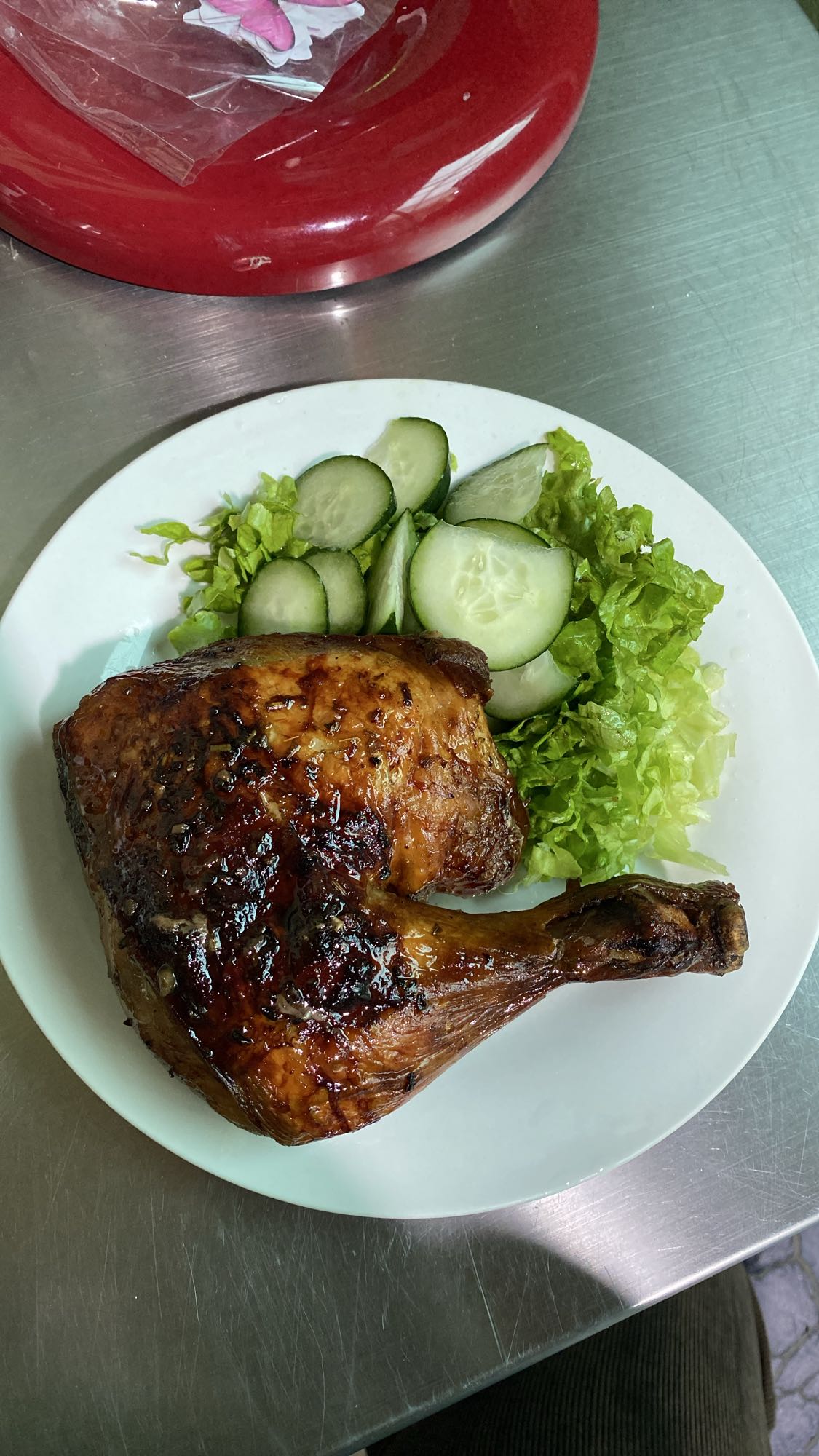 Pollo asado con ensalada