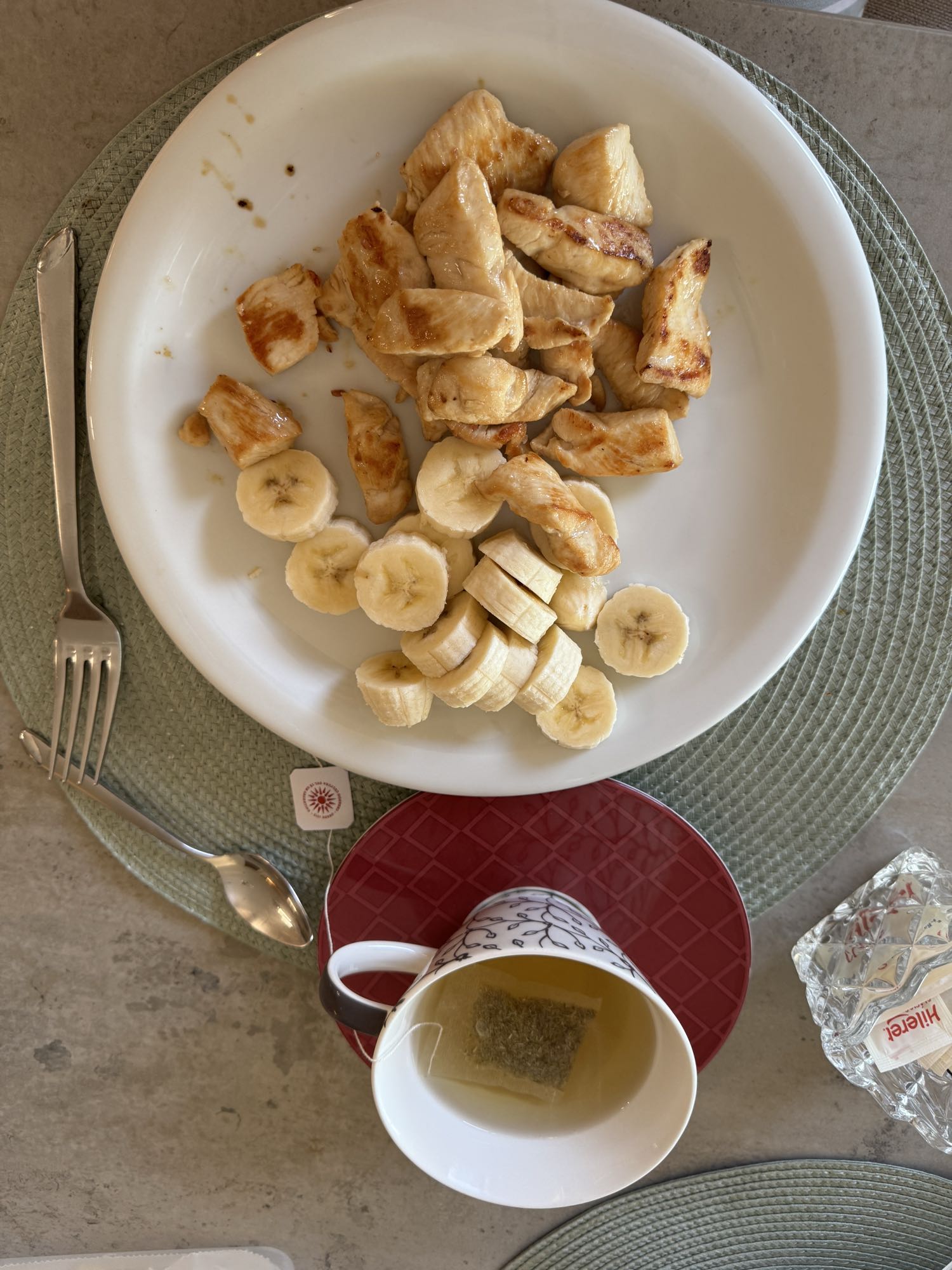 Pollo con plátano y té