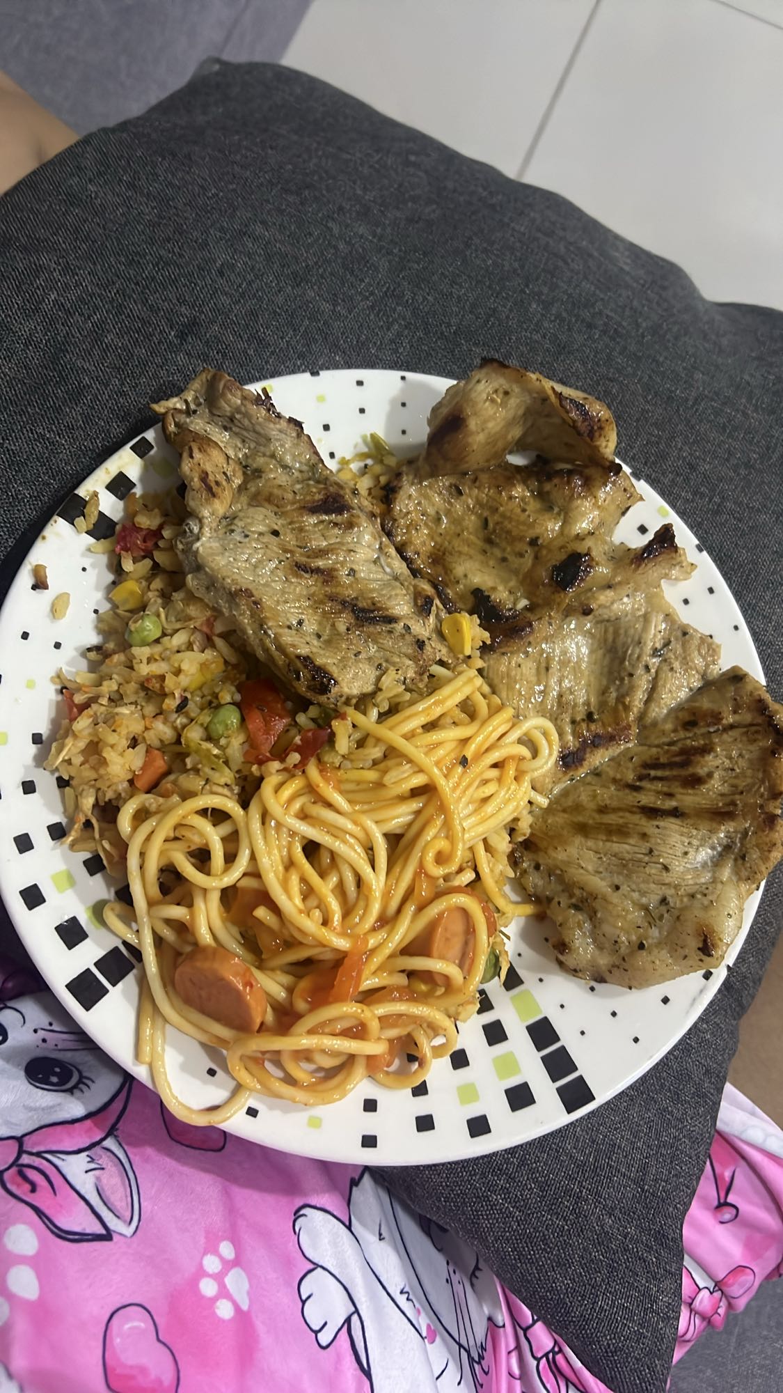 Pollo con espaguetis y arroz