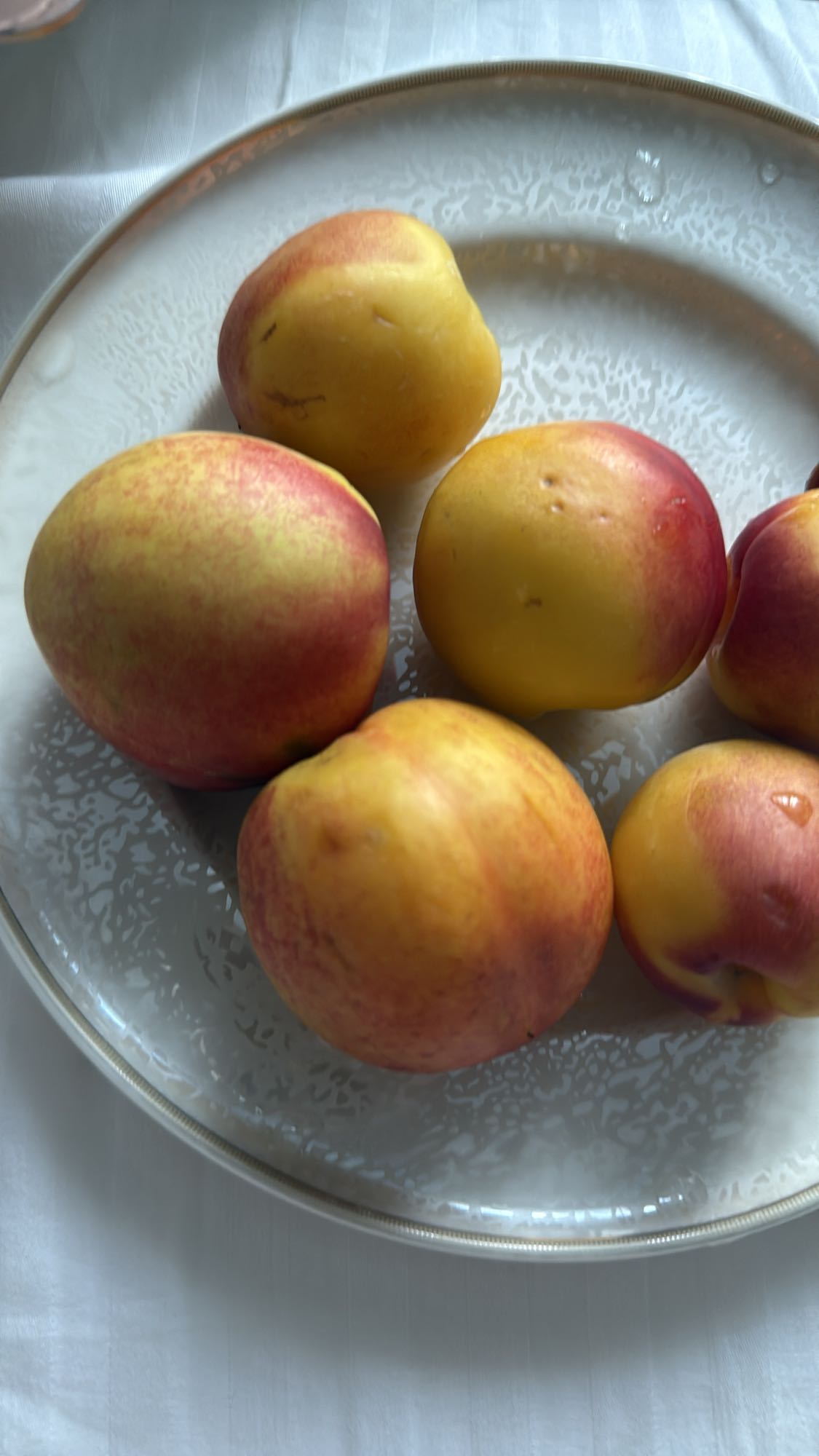 тарелка нектаринов