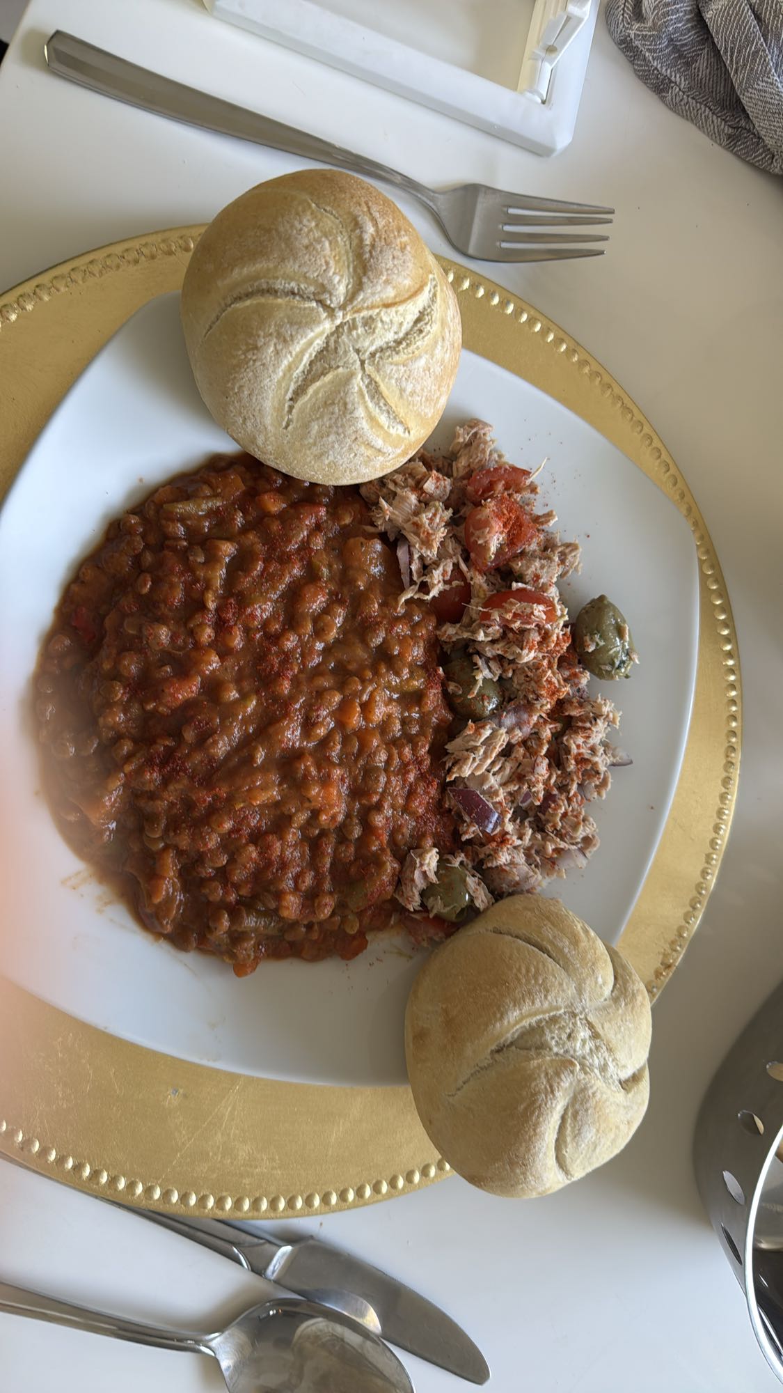 Linzenstoof met tonijn en broodjes