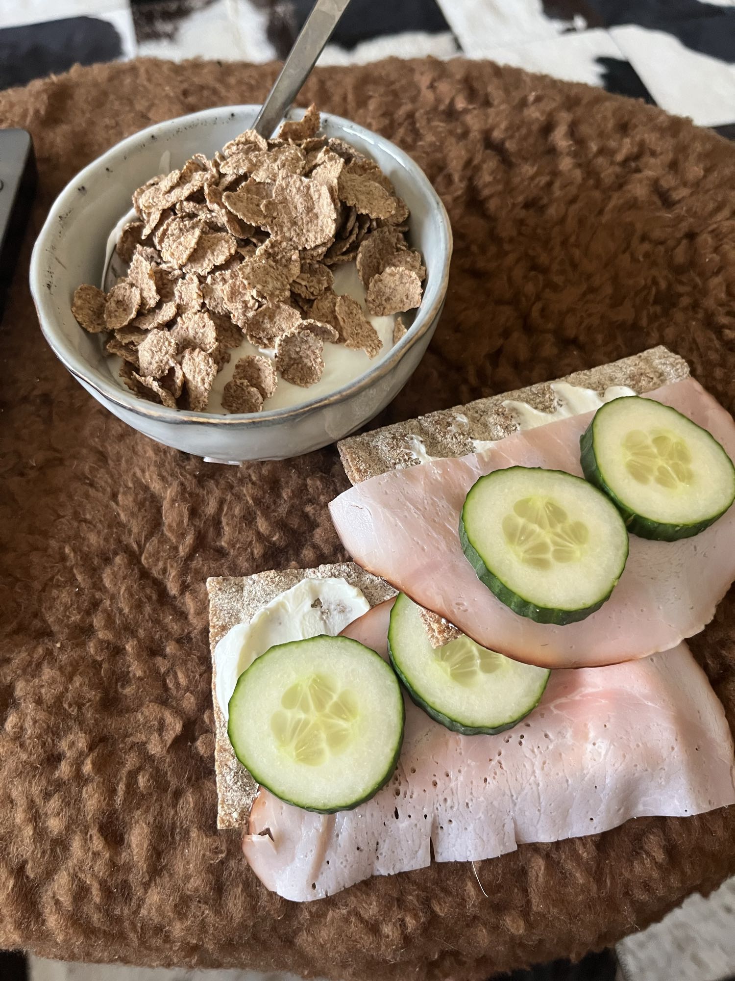 Knäckebröd och yoghurtfrukost