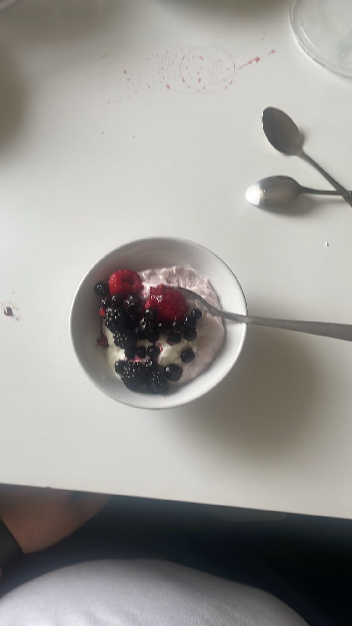 Bär och yoghurt skål