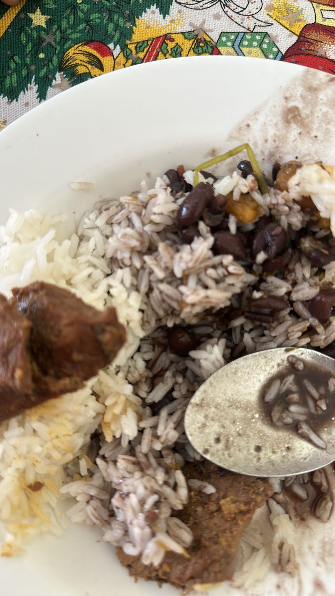 arroz con frijoles y carne
