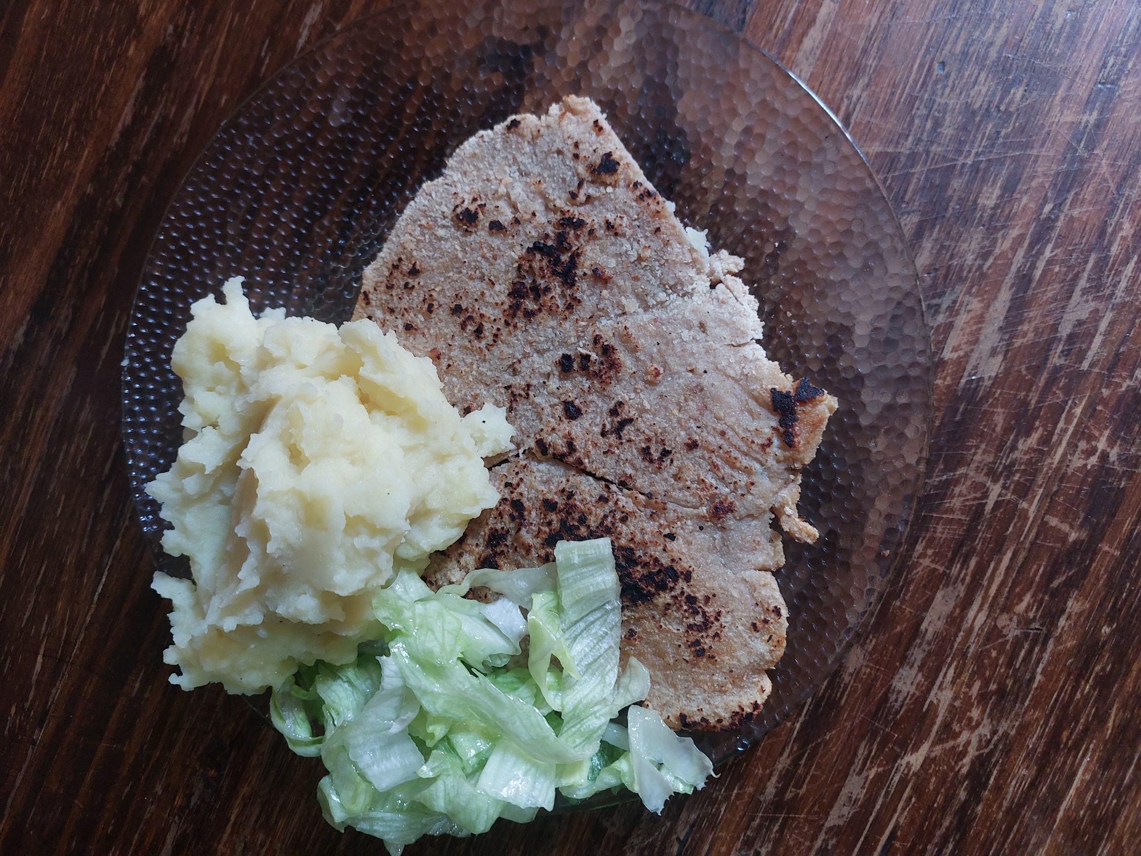 Carne con puré y lechuga